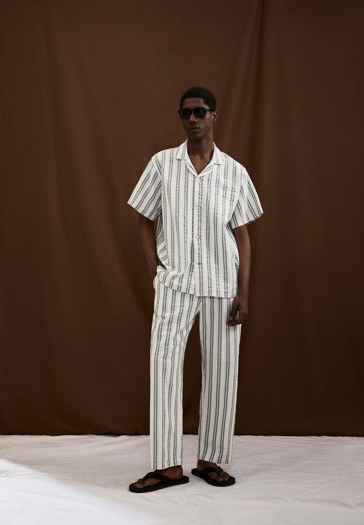 150625_mob_resort_capsule_man_06