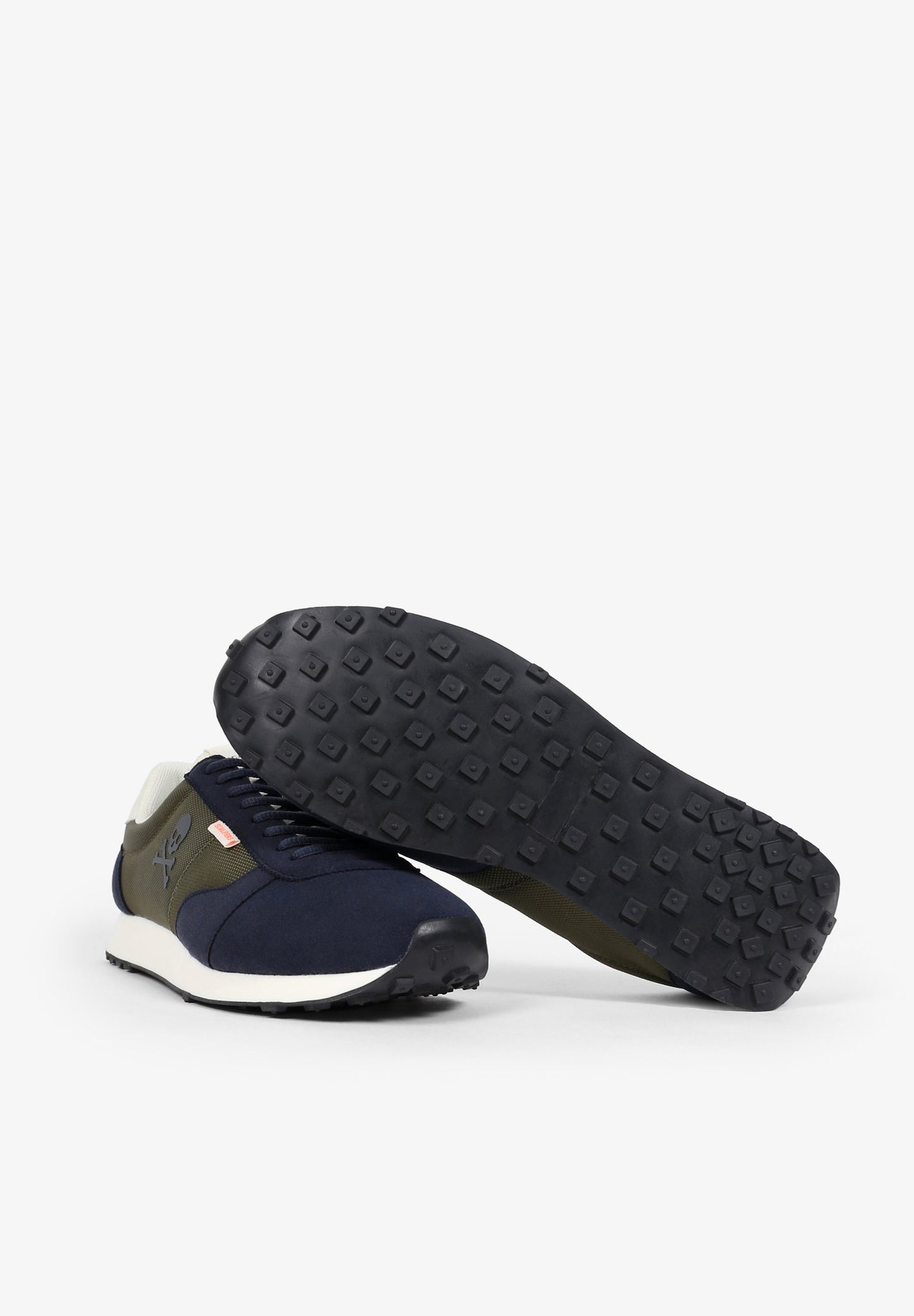 SNEAKERS BÁSICAS CALAVERA - Scalpers