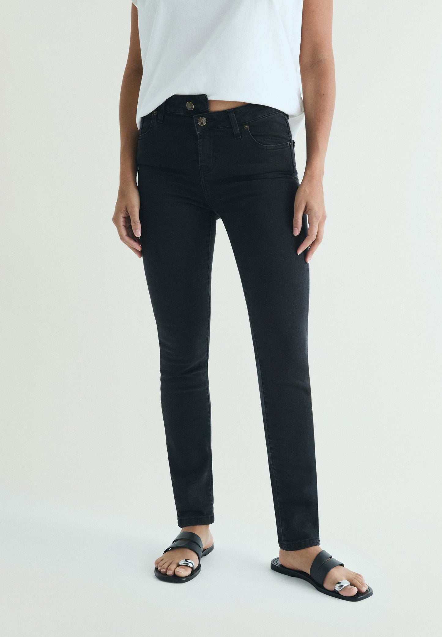 SKINNY JEANS WITH BUTTONS