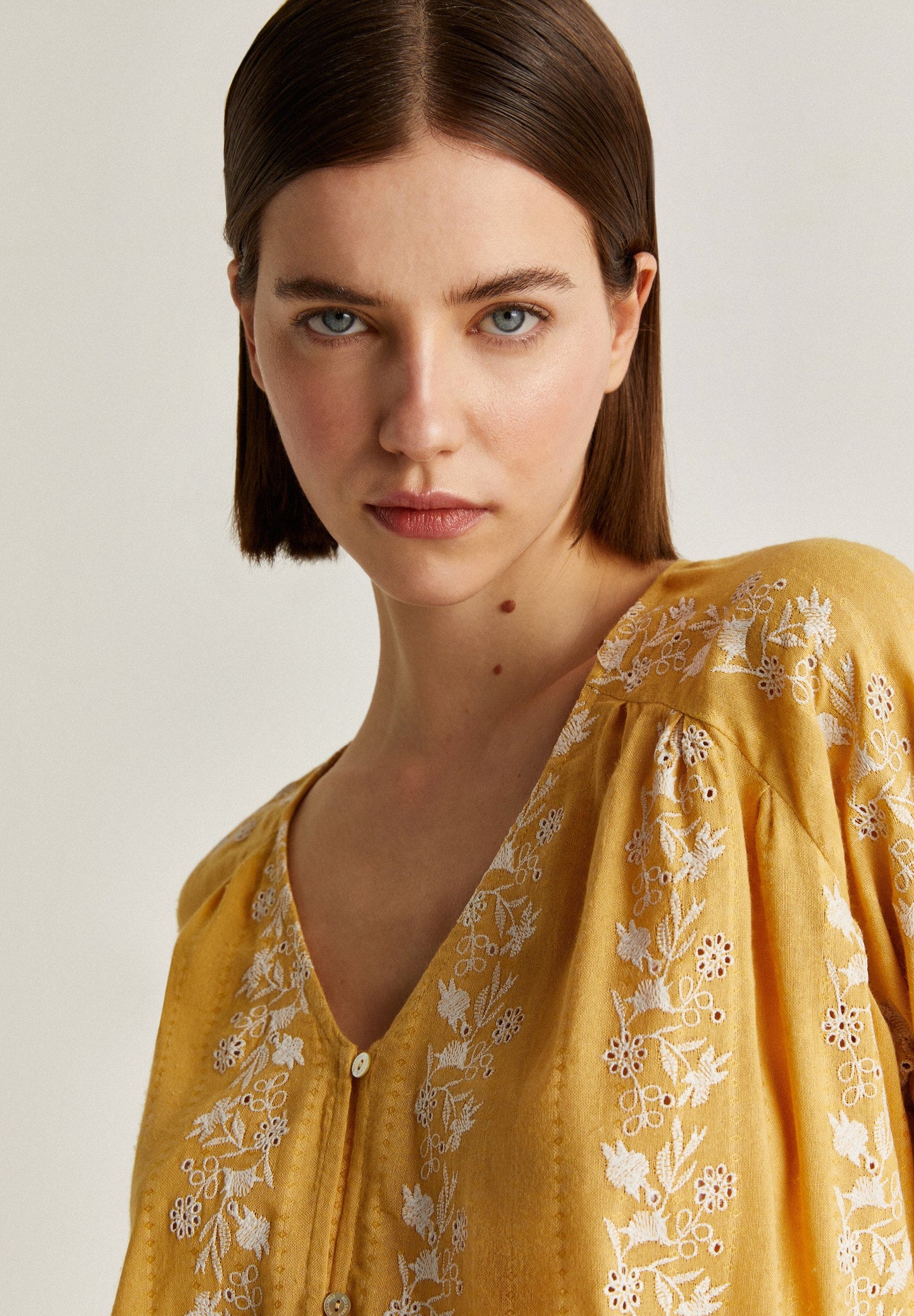 BLOUSE WITH CONTRAST EMBROIDERY