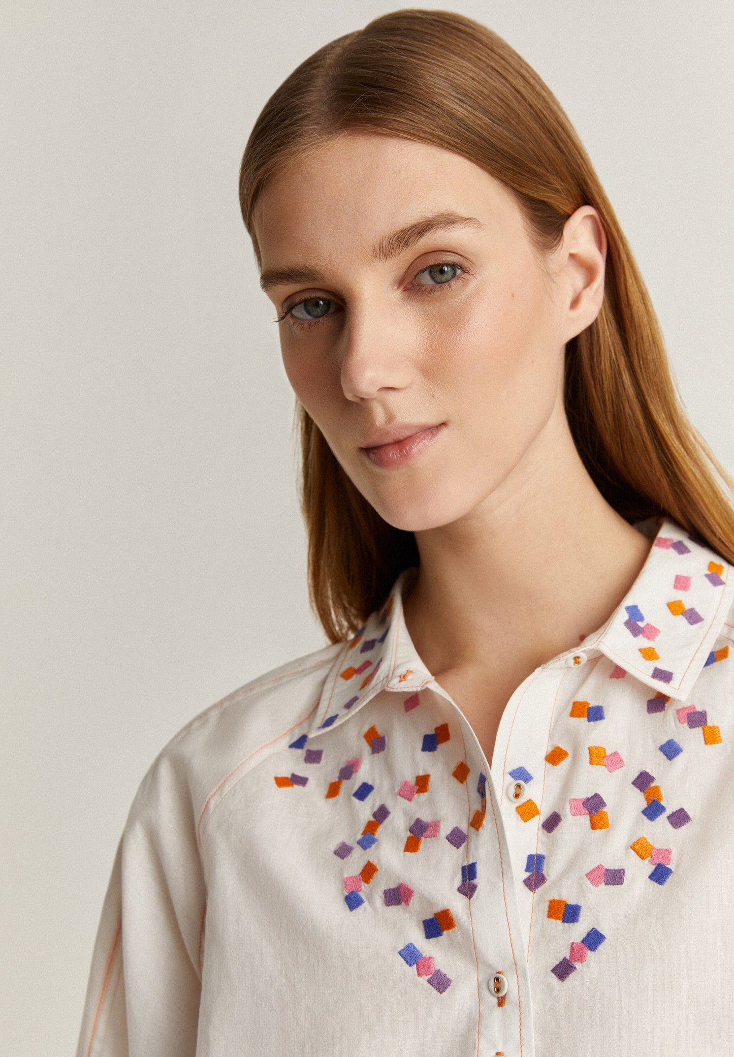 SHIRT WITH EMBROIDERED DETAIL AND SQUARE DESIGN
