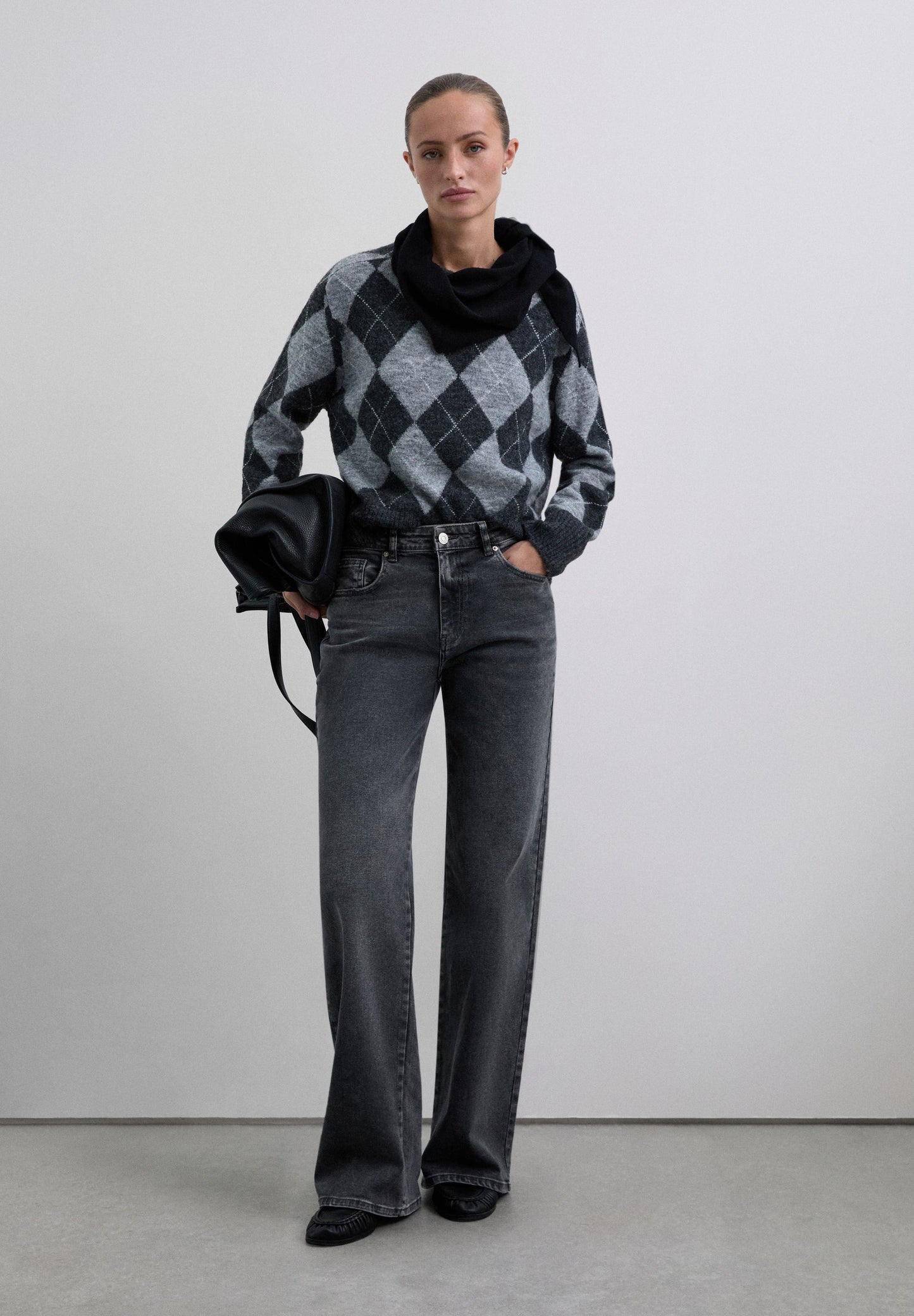 TWO-TONE DIAMOND PATTERN SWEATER