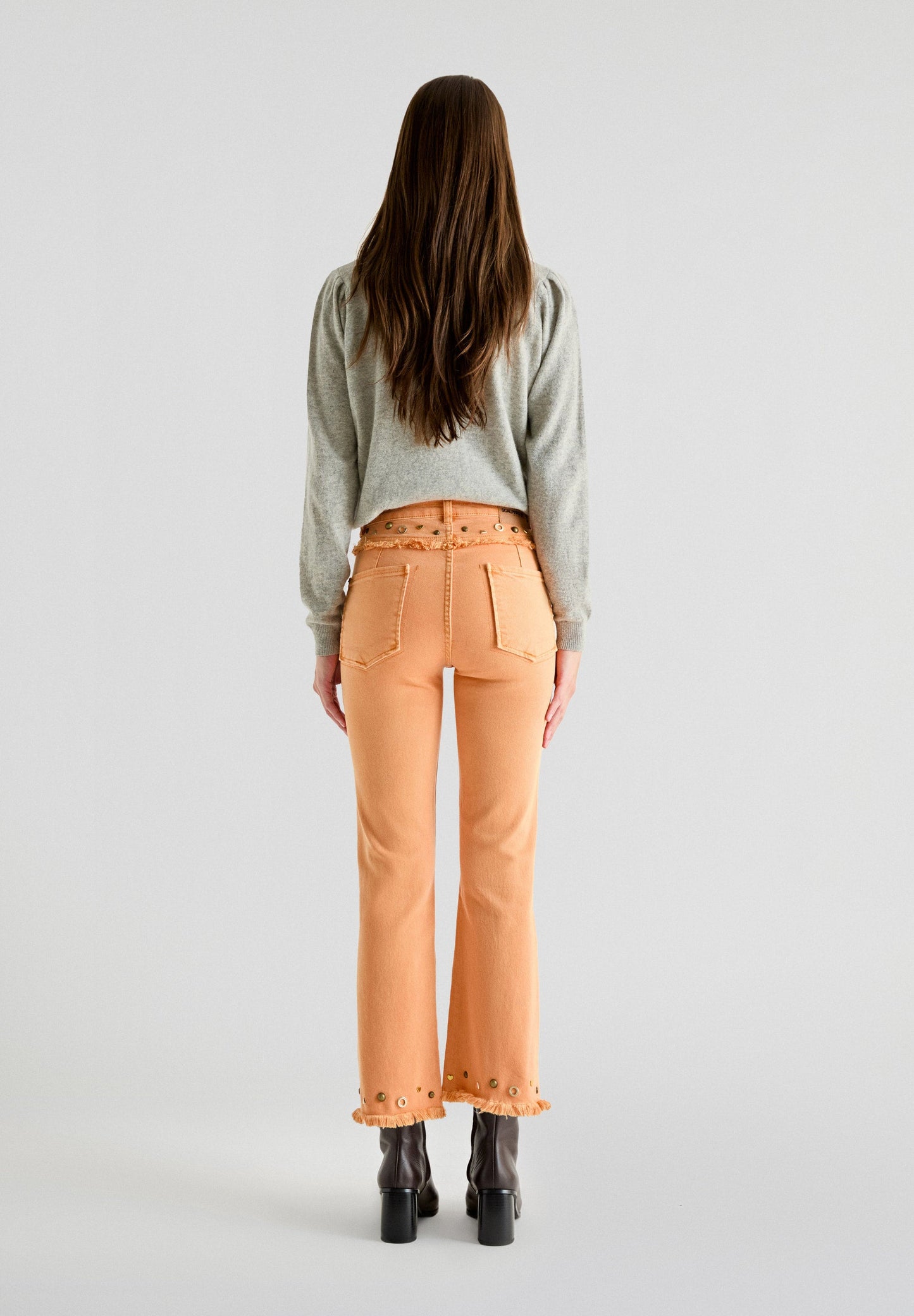 PANTALON EN DENIM COULEUR CLOUS