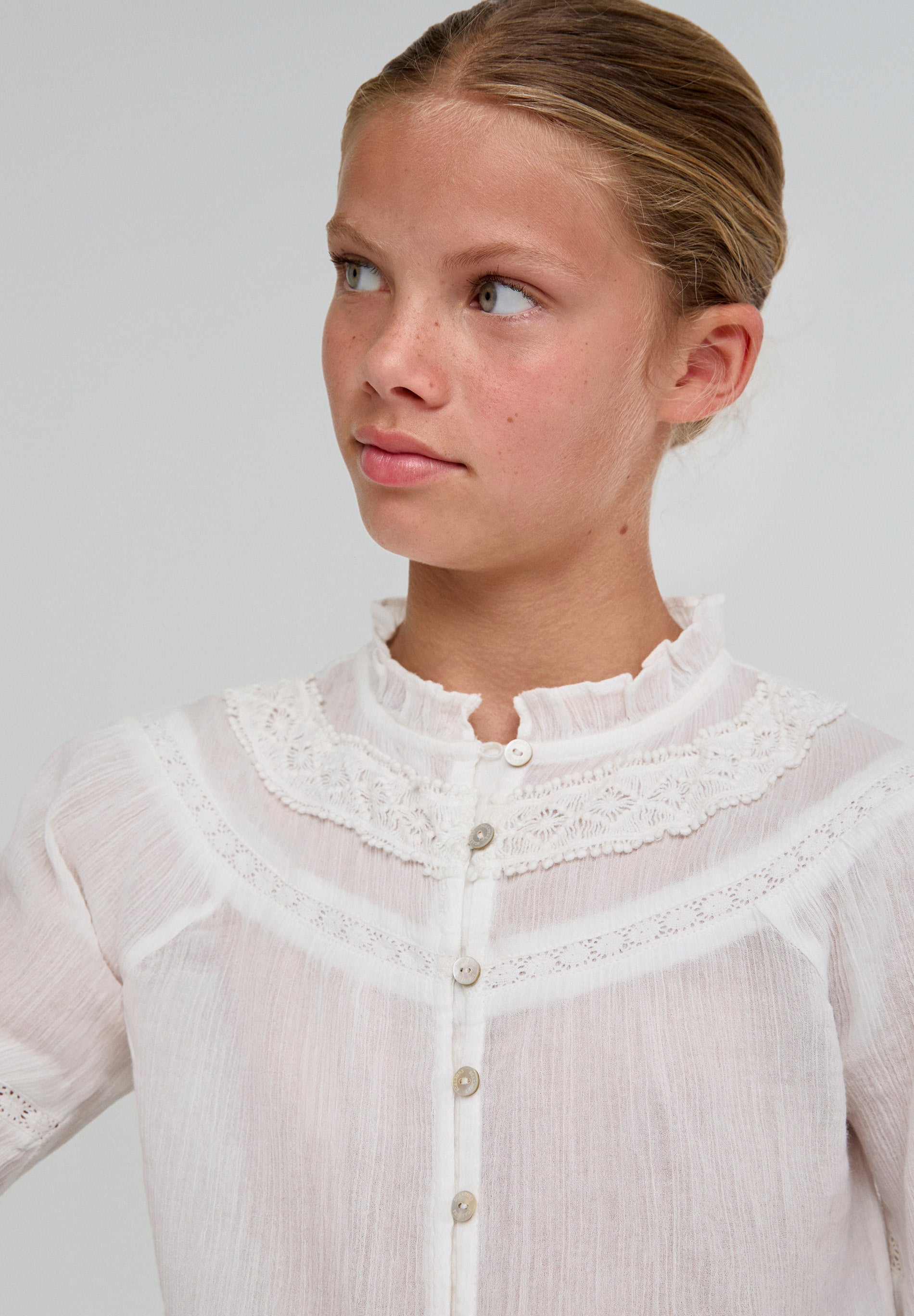 RUFFLED BLOUSE WITH LACE TRIM