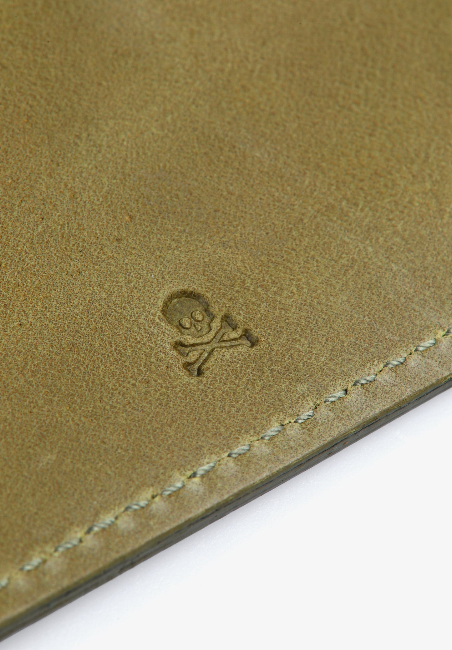 LEATHER CARD HOLDER WITH ENGRAVED SKULL