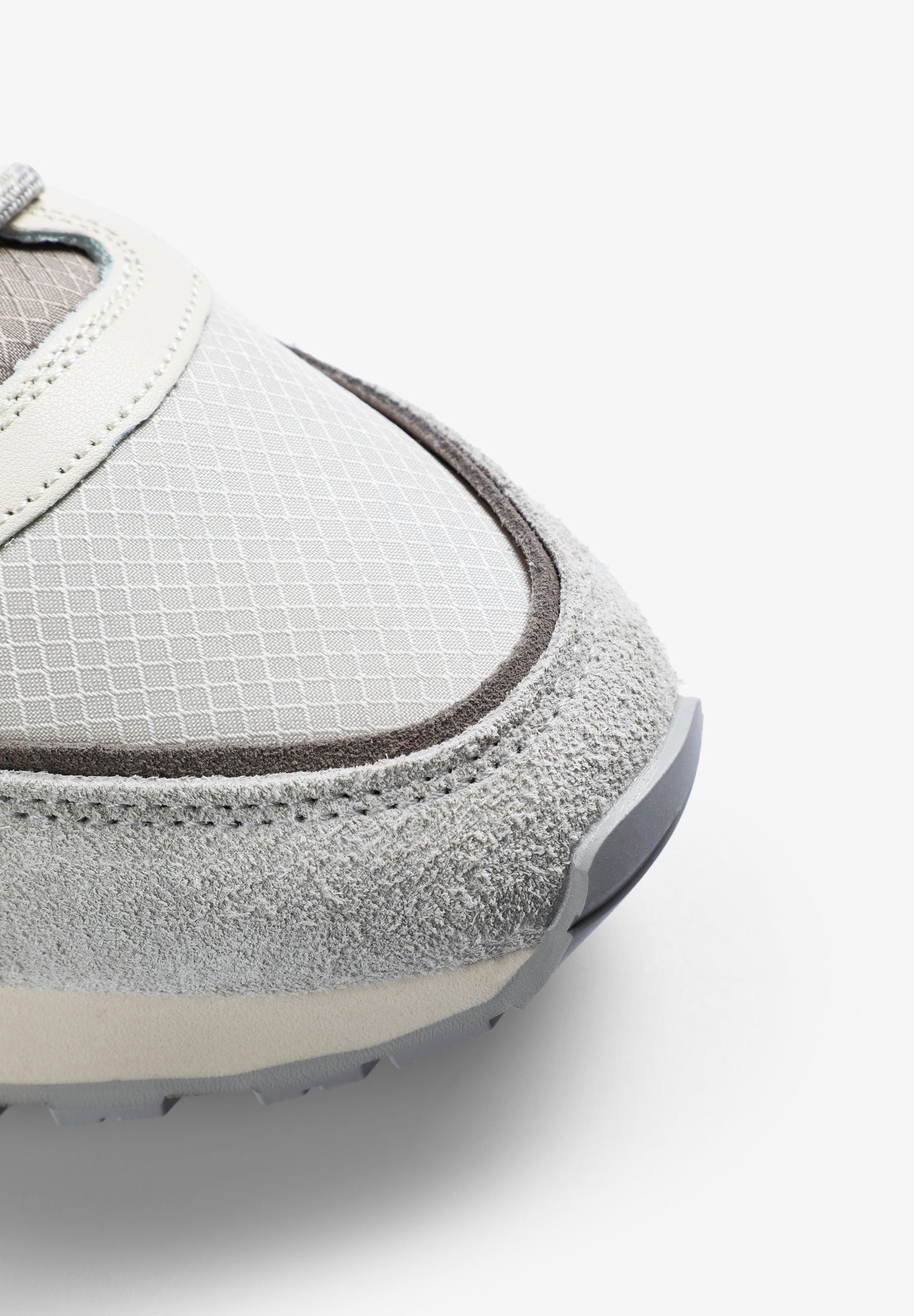 SNEAKERS LIGERAS CALAVERA CONTRASTE - Scalpers