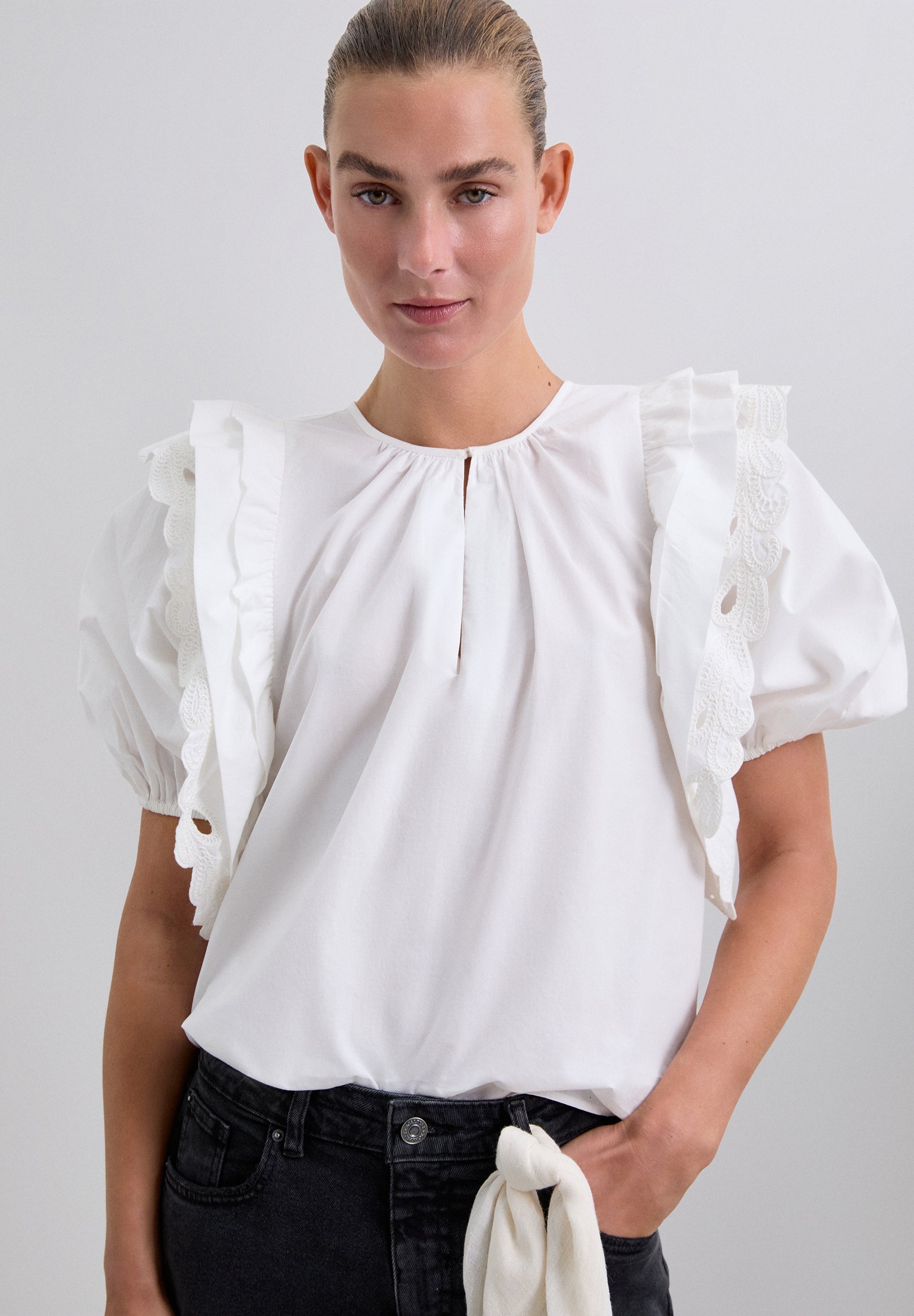 EMBROIDERED SLEEVE TOP