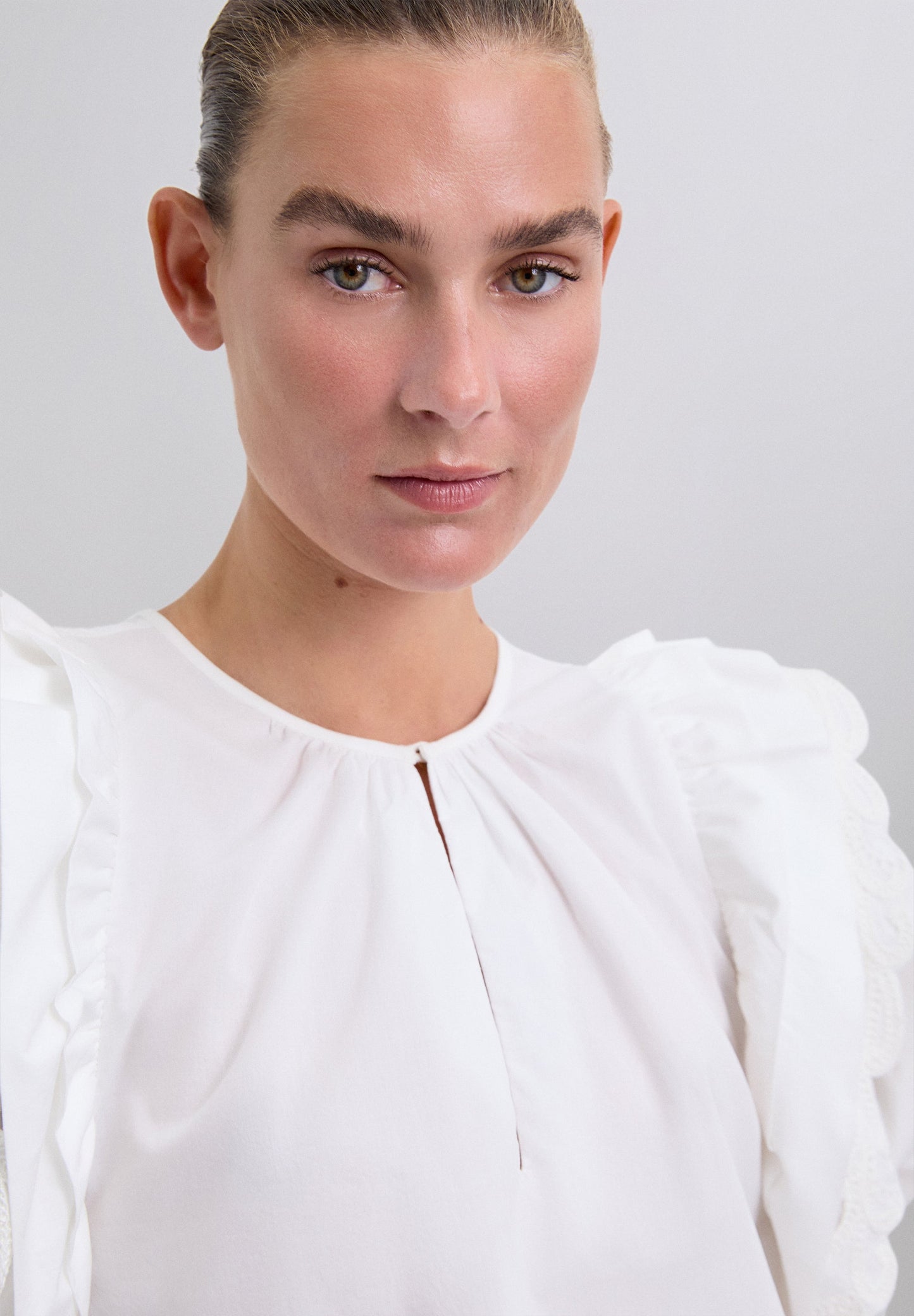 EMBROIDERED SLEEVE TOP