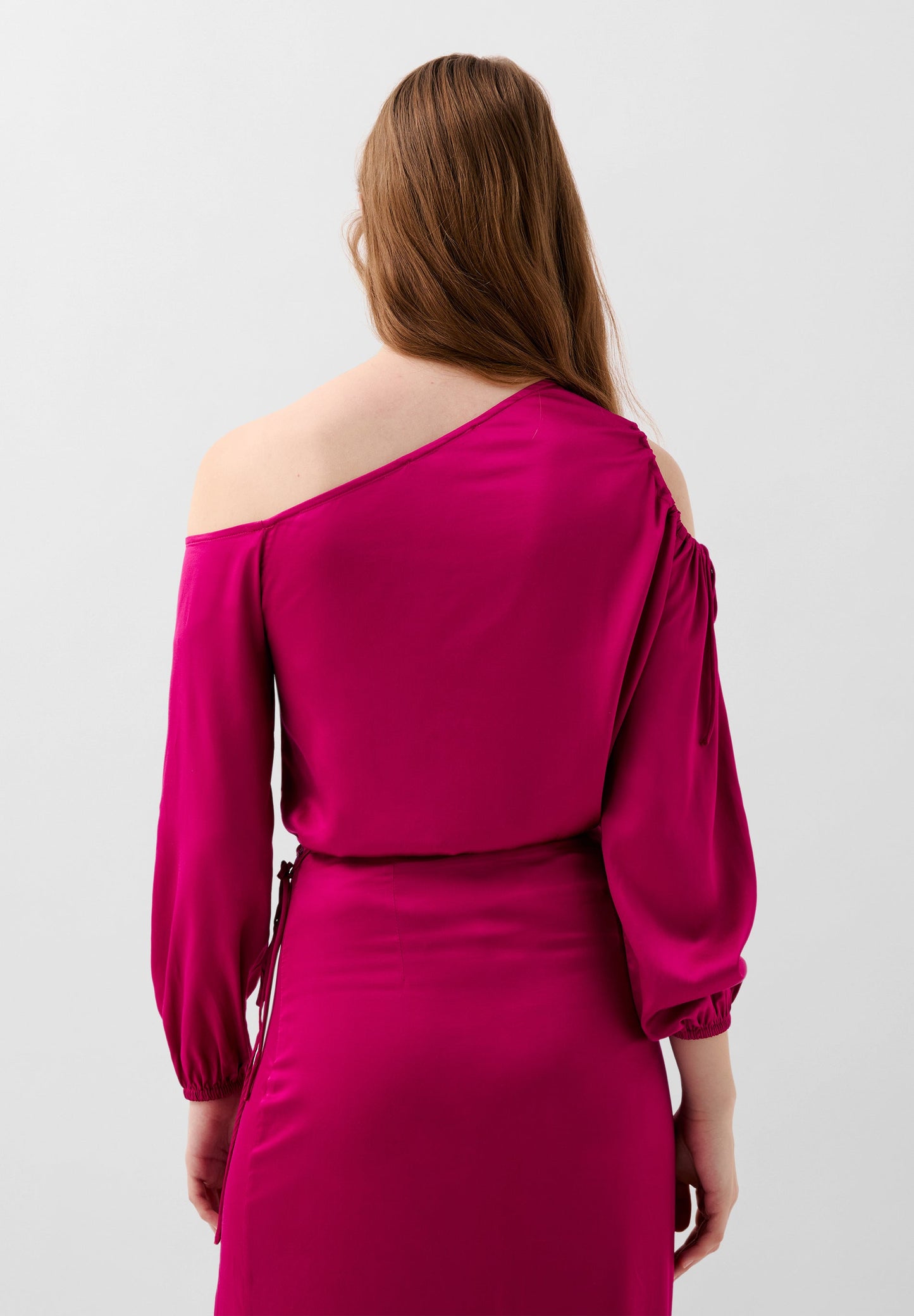 ASYMMETRIC NECKLINE TOP