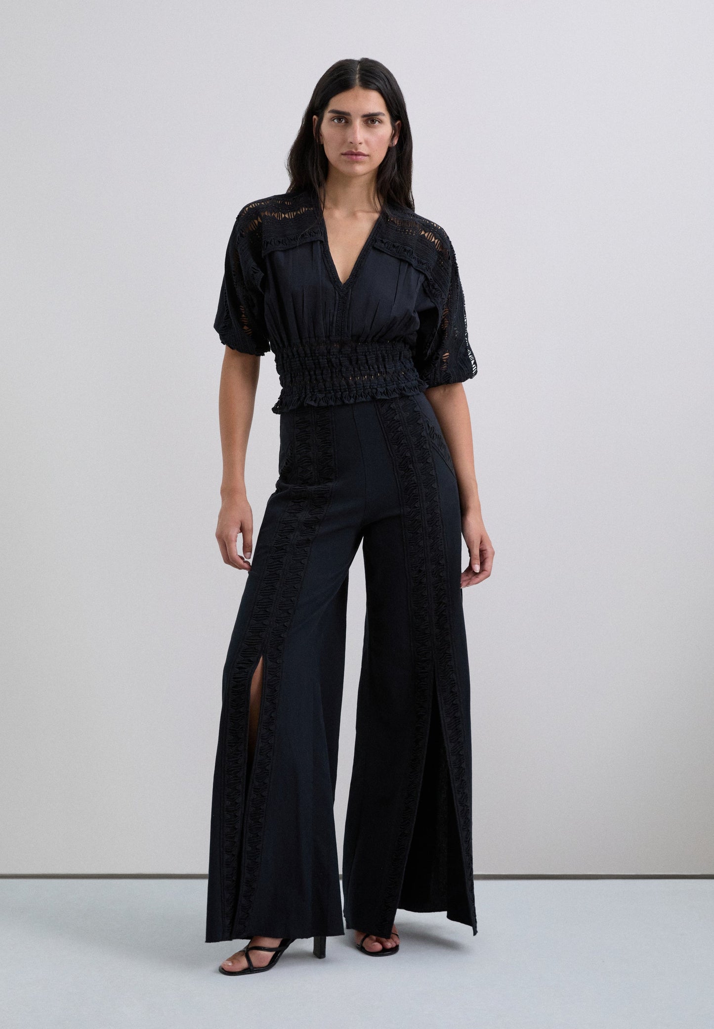 PANTALÓN ABERTURAS BORDADOS