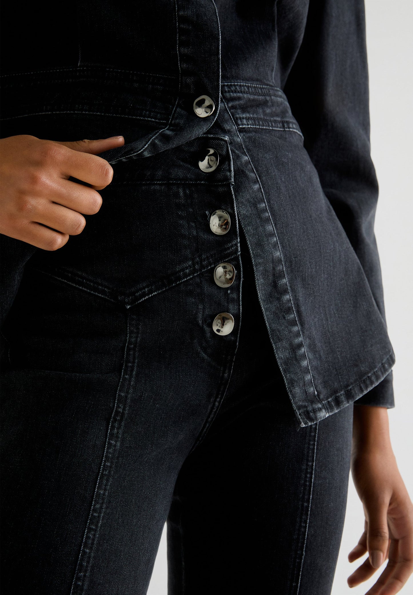 BOOTCUT JEANS WITH BUTTONS