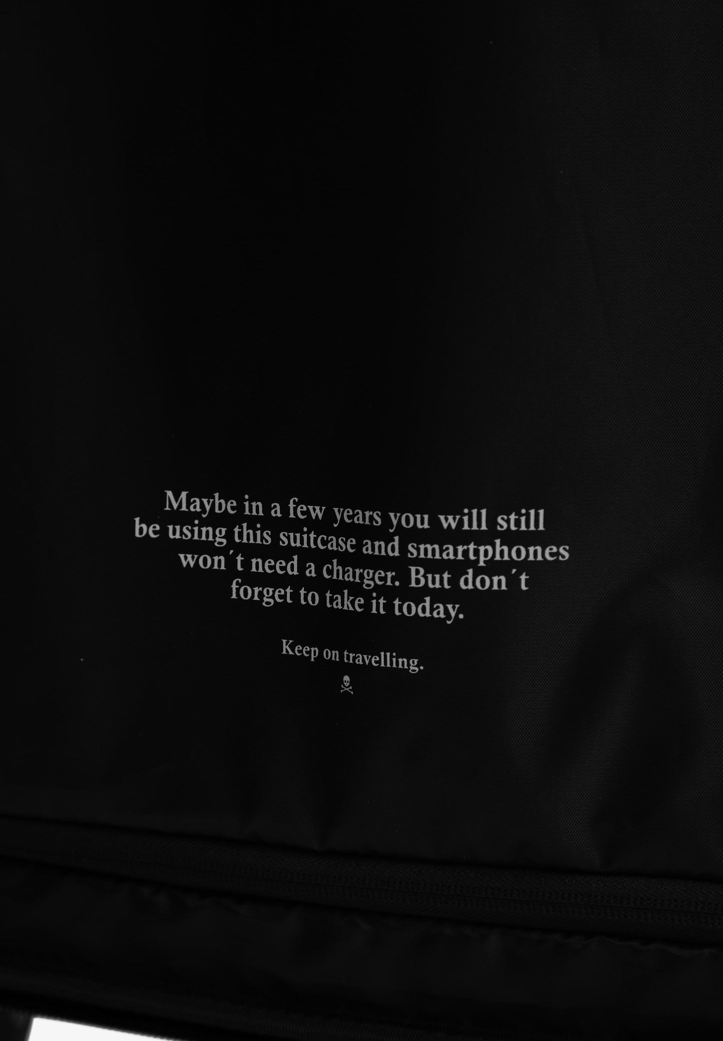 SKULL TRAVEL SUITCASE