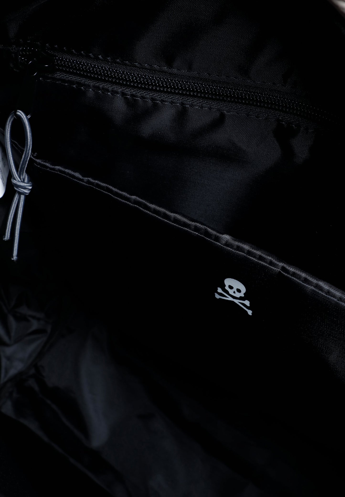 BAG WITH ADJUSTABLE CONTRAST STRAPS