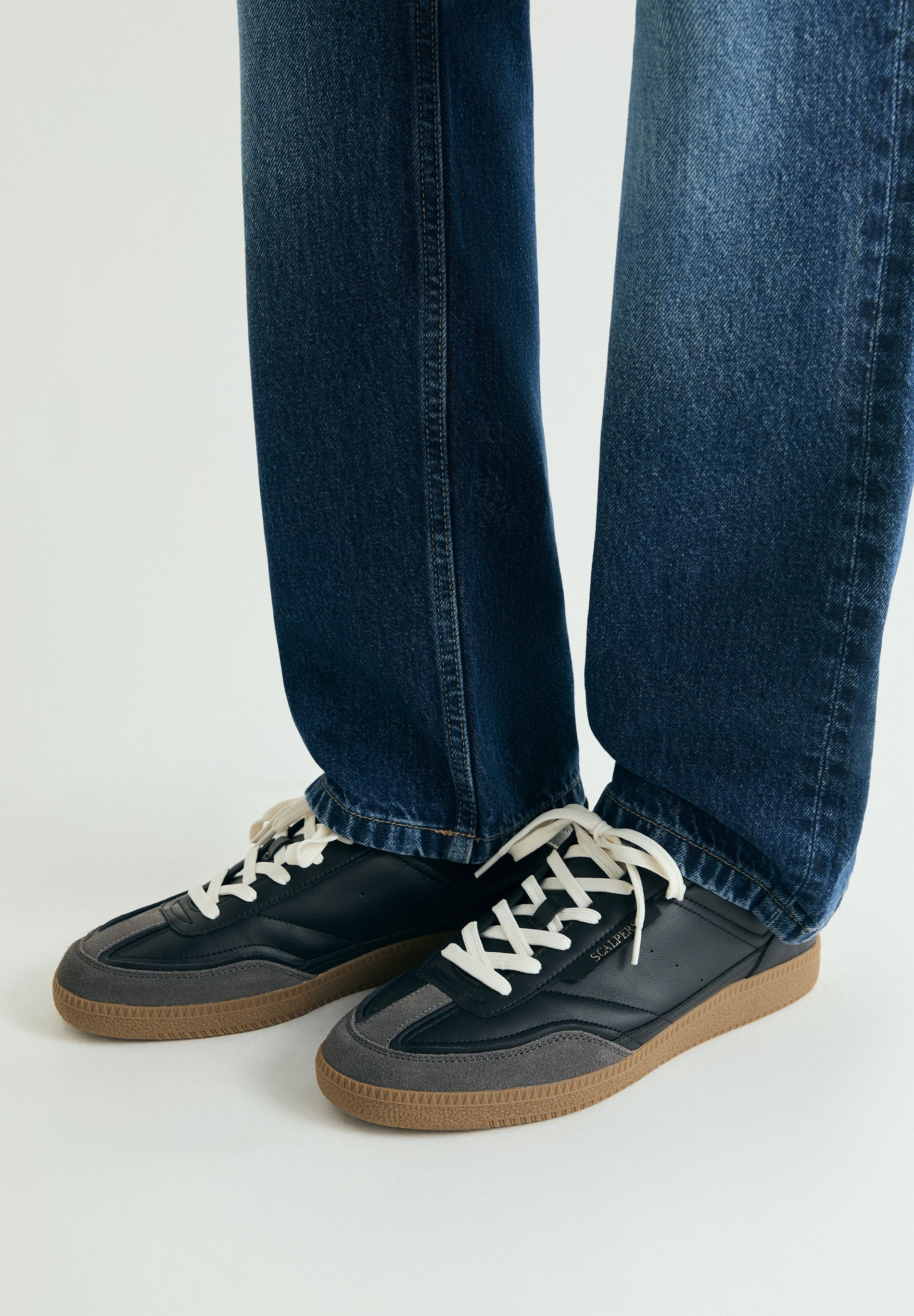 LEATHER TRAINER WITH CONTRAST SOLE