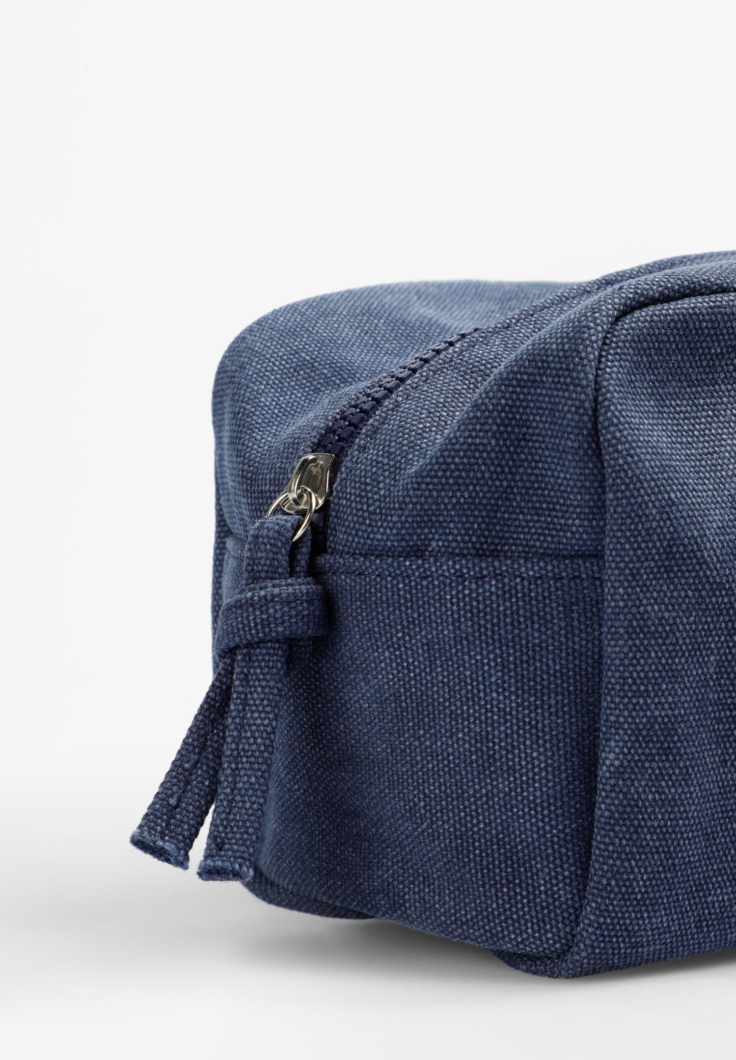 BACK TO SKULL TOILETRY BAG