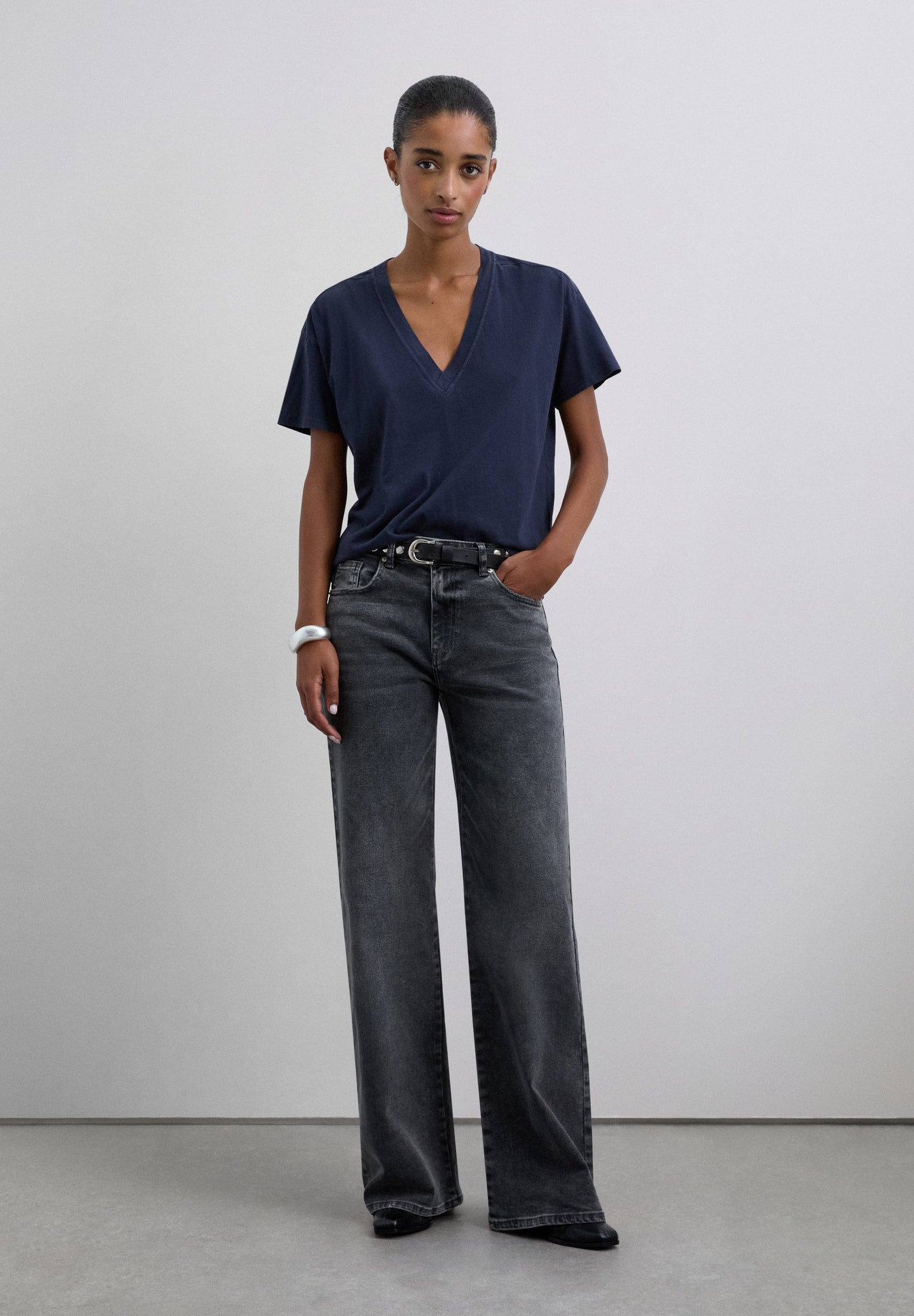 BASIC V-NECK T-SHIRT