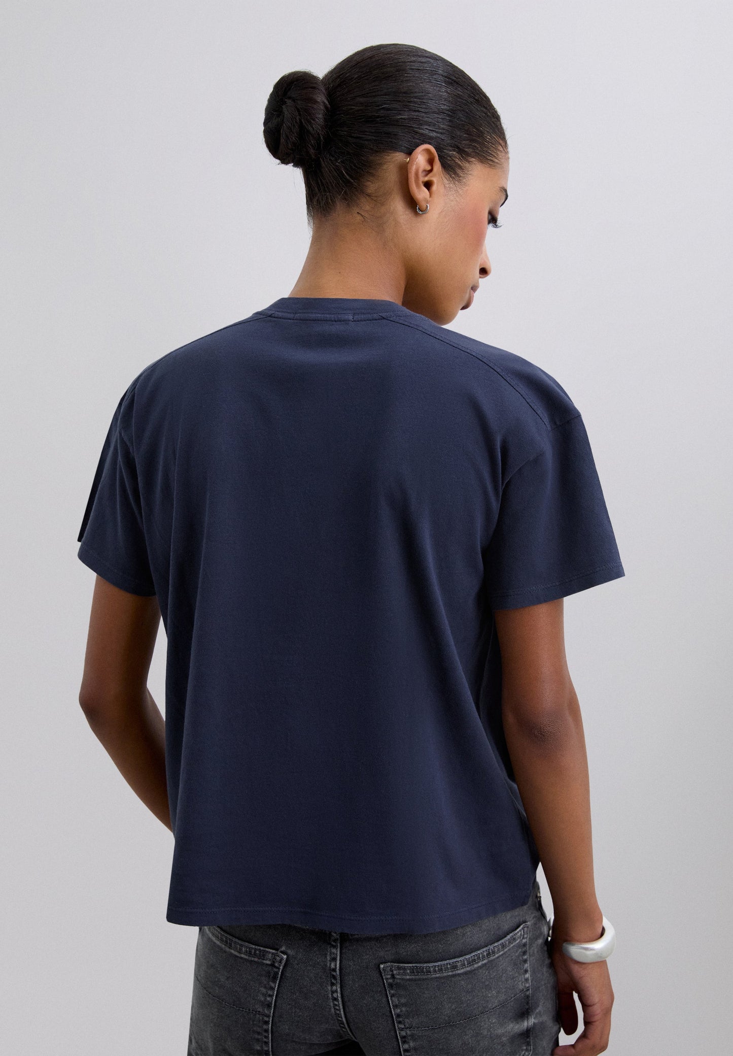 BASIC V-NECK T-SHIRT