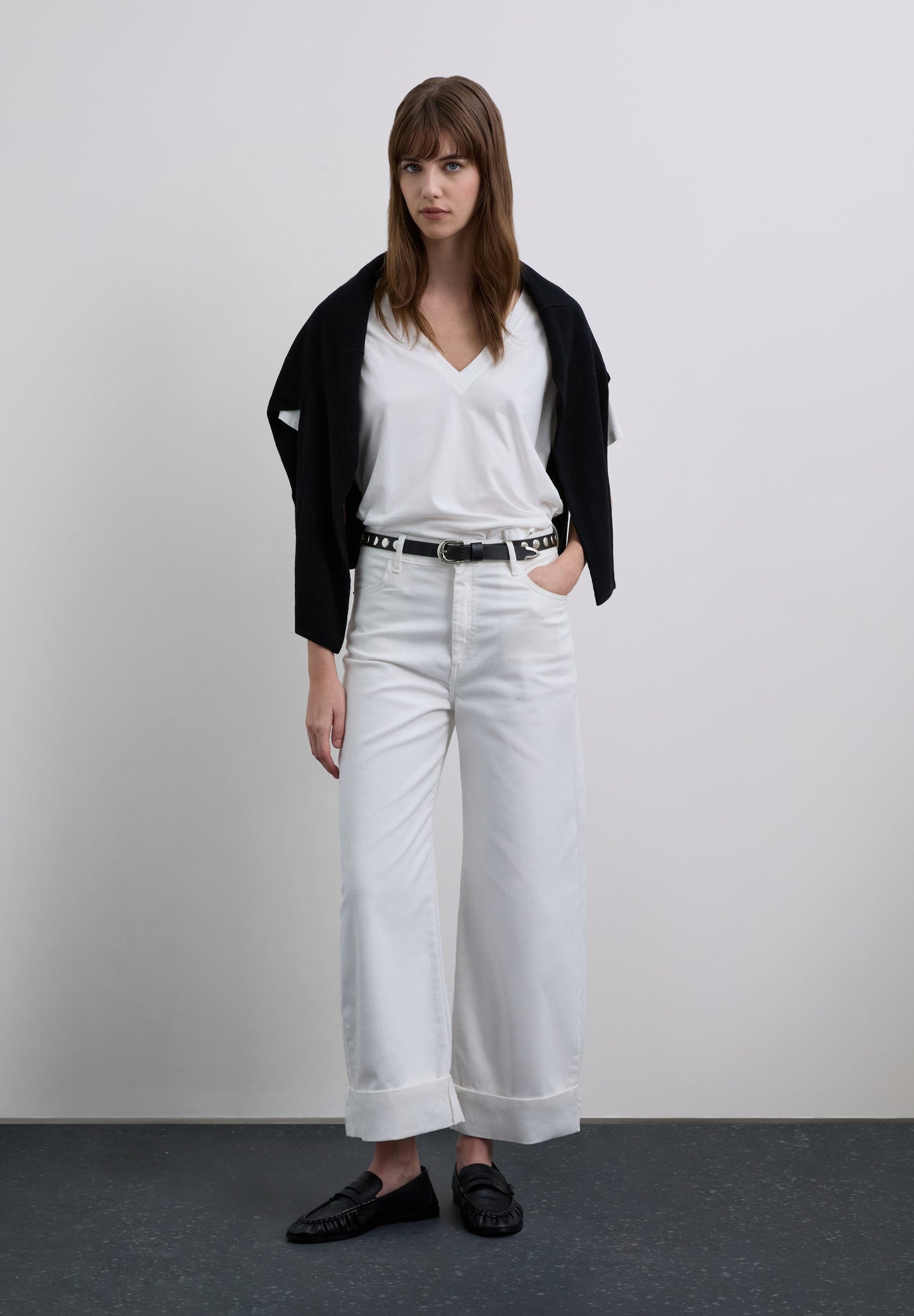 BASIC V-NECK T-SHIRT