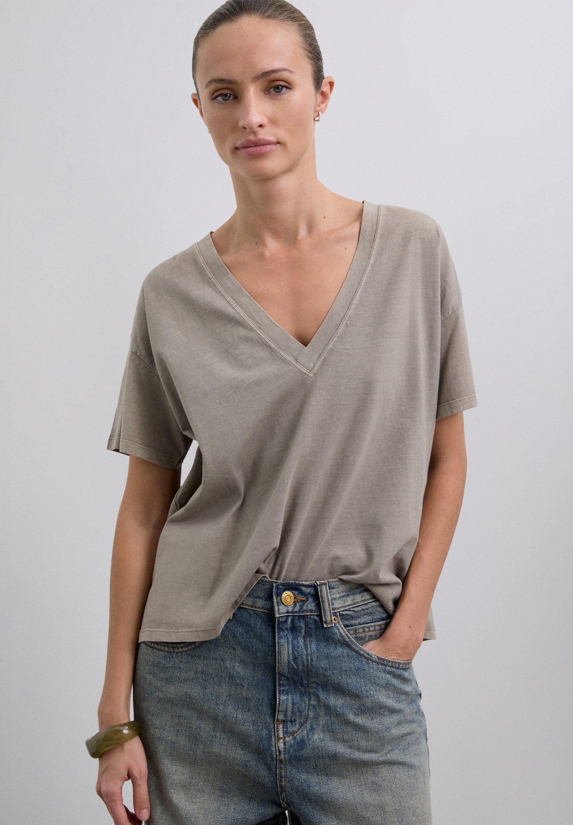 BASIC V-NECK T-SHIRT