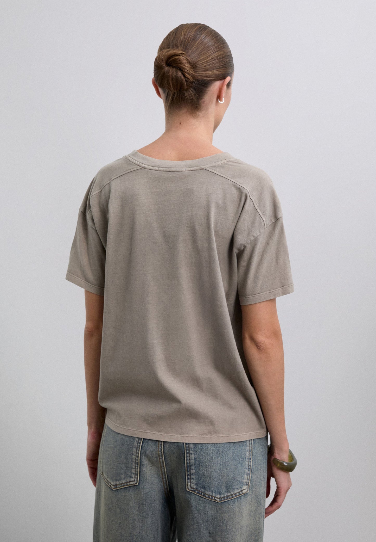 CAMISETA BÁSICA CUELLO PICO - Scalpers