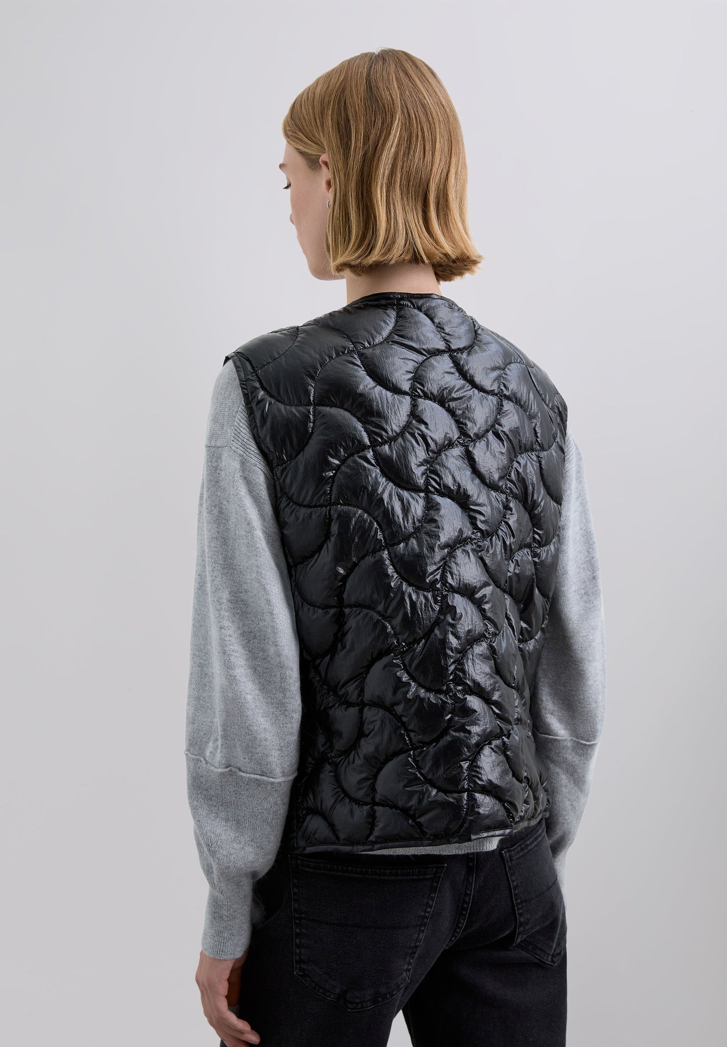 QUILTED GILET WITH STITCHING
