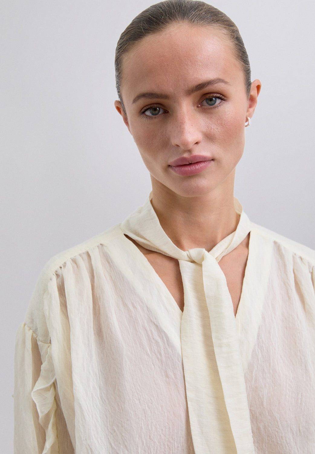 BLUSA DETALLE LAZO FRUNCES - Scalpers