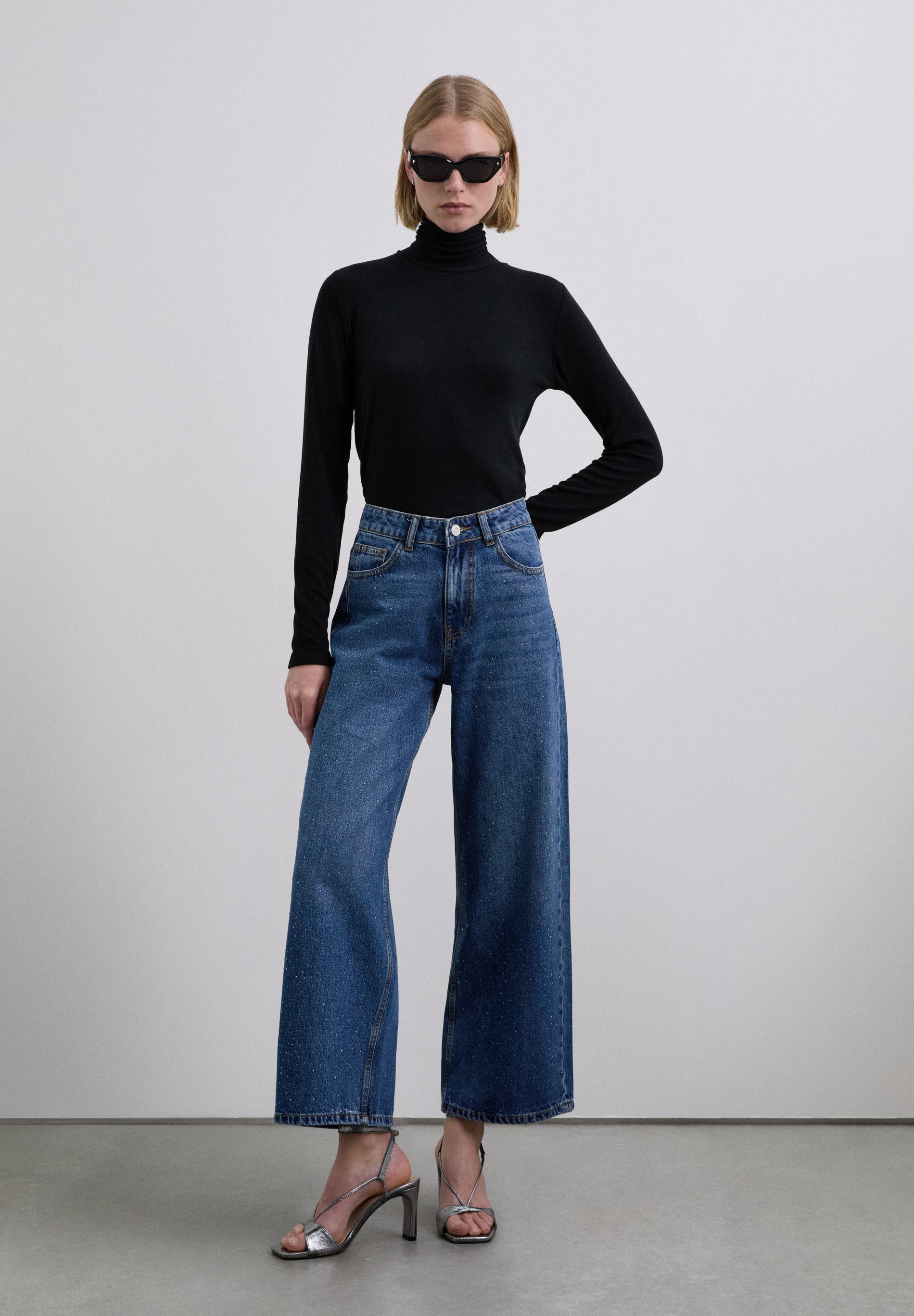 STRAIGHT JEANS WITH STUDS