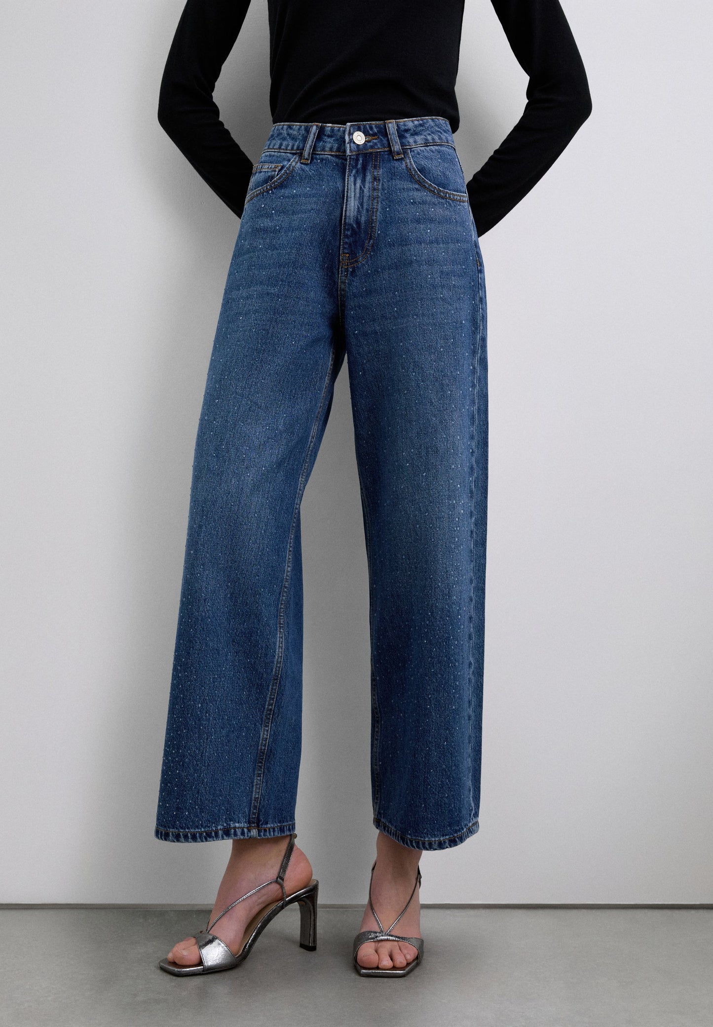STRAIGHT JEANS WITH STUDS