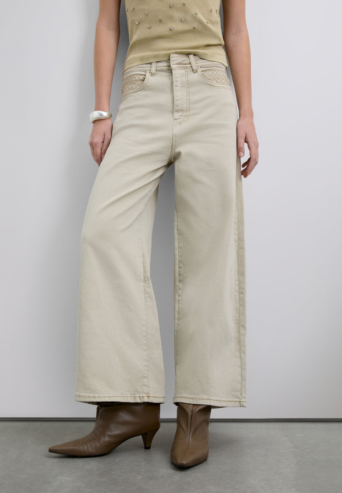 HIGH-RISE TROUSERS WITH STITCHING DETAIL