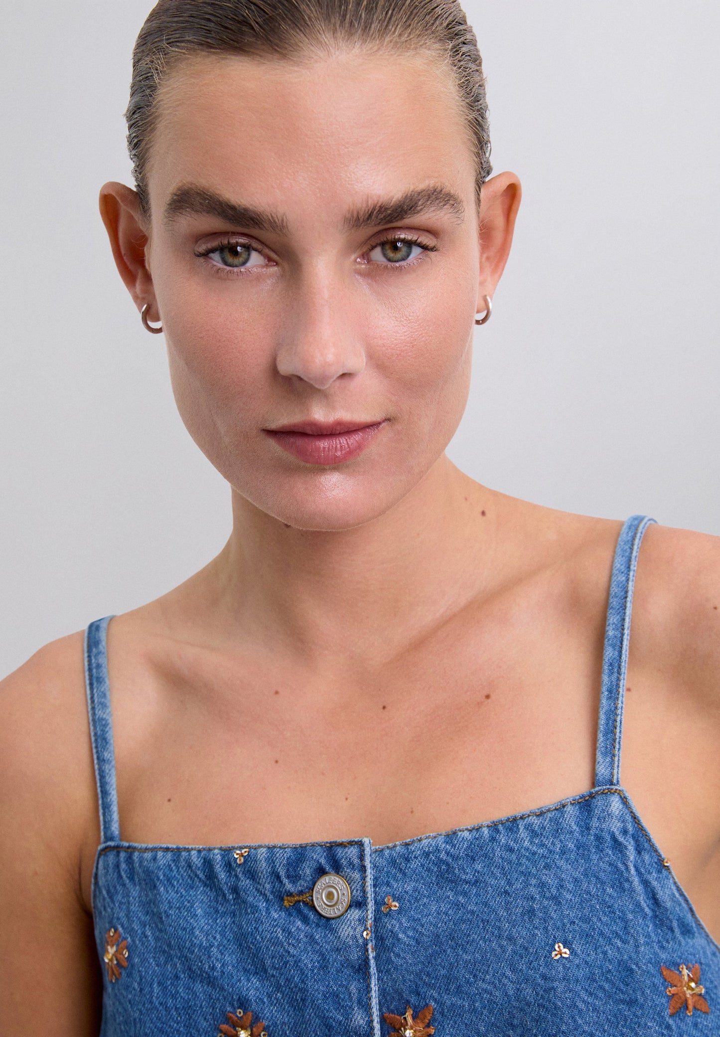 EMBROIDERED FLOWERS TOP