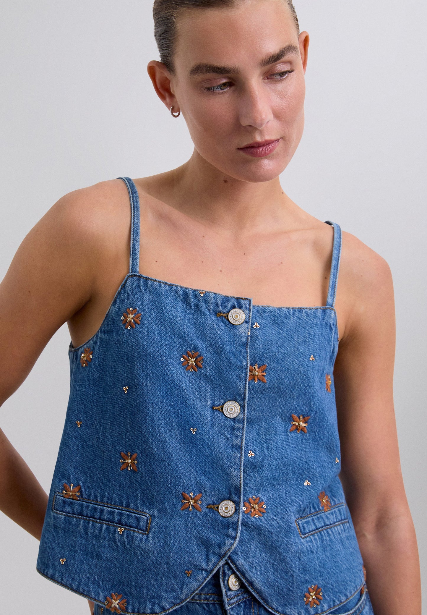 EMBROIDERED FLOWERS TOP