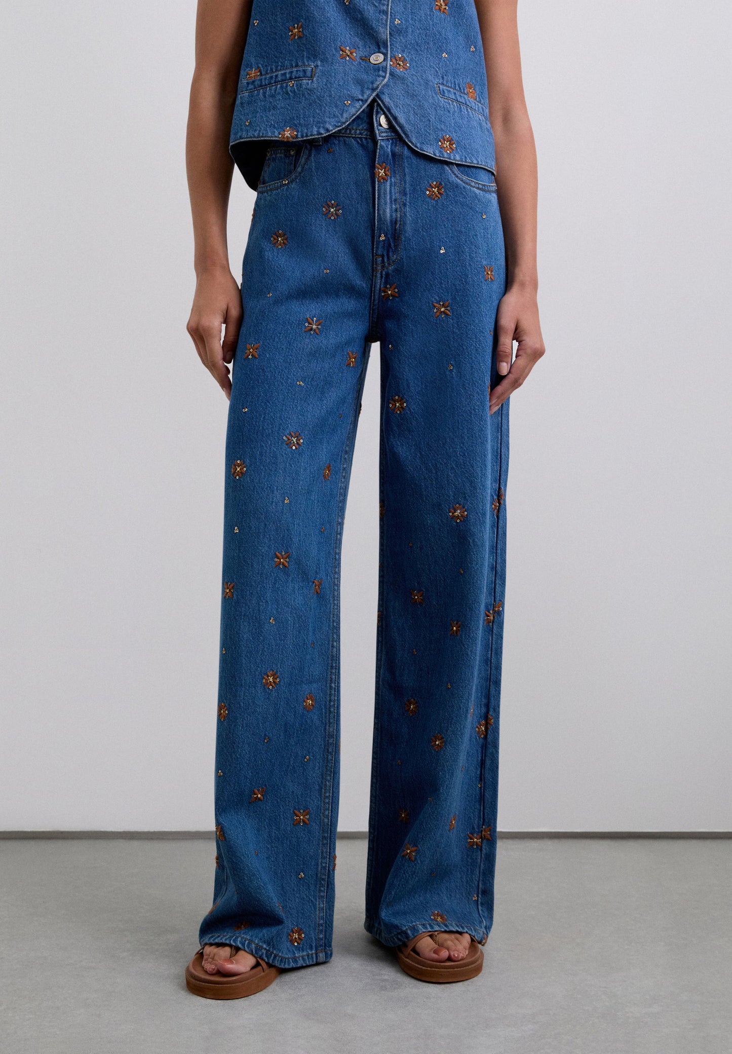 STRAIGHT JEANS WITH FLOWERS