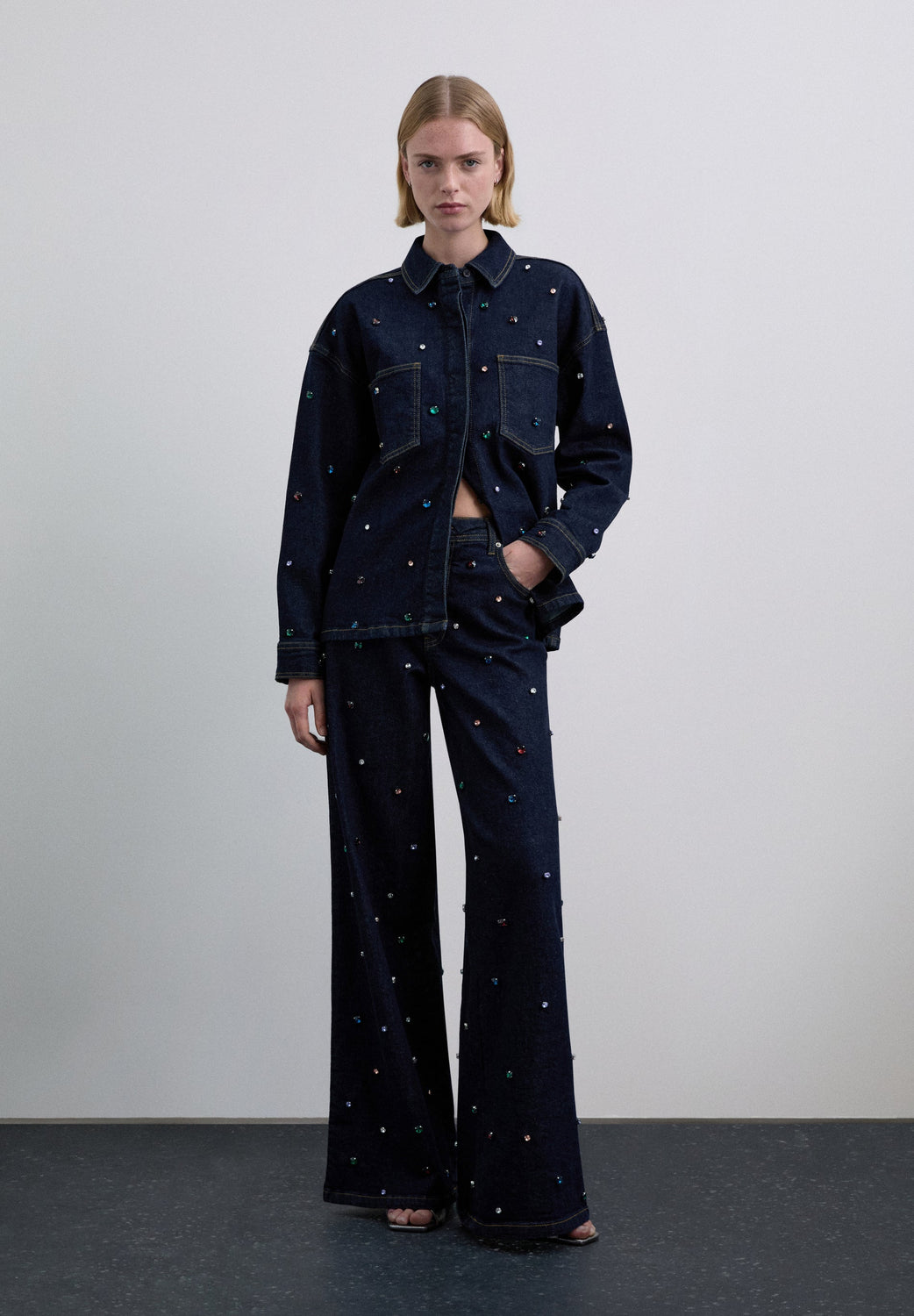 PANTALÓN DENIM CON ABALORIOS - Scalpers