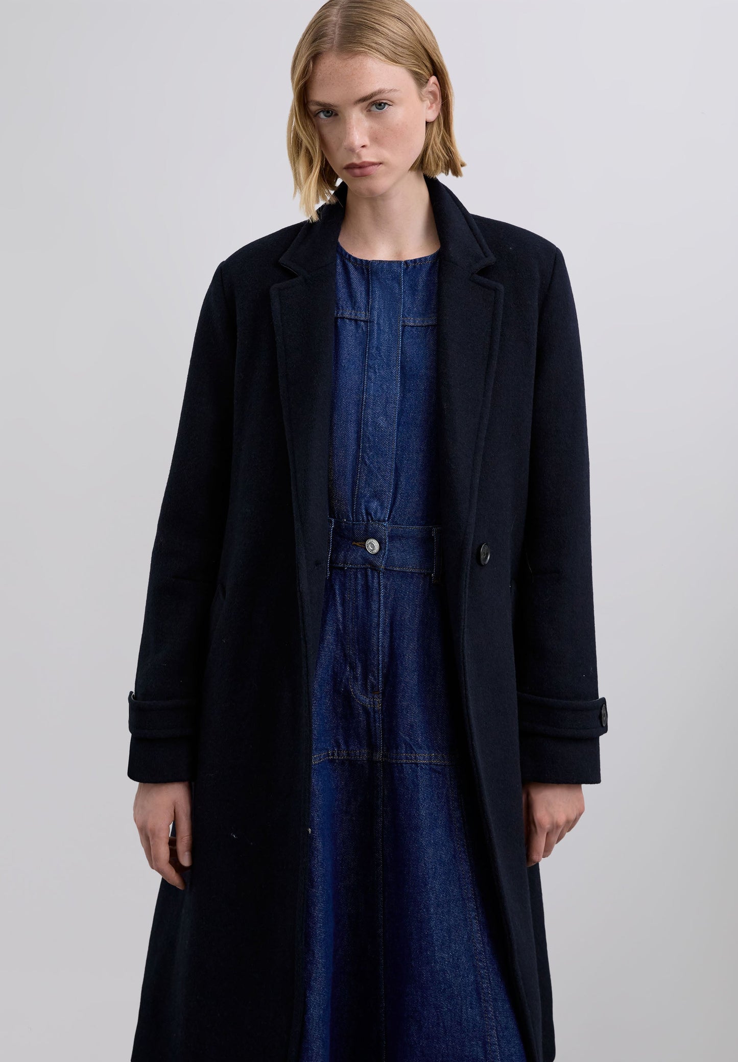 COAT WITH CONTAST BELT