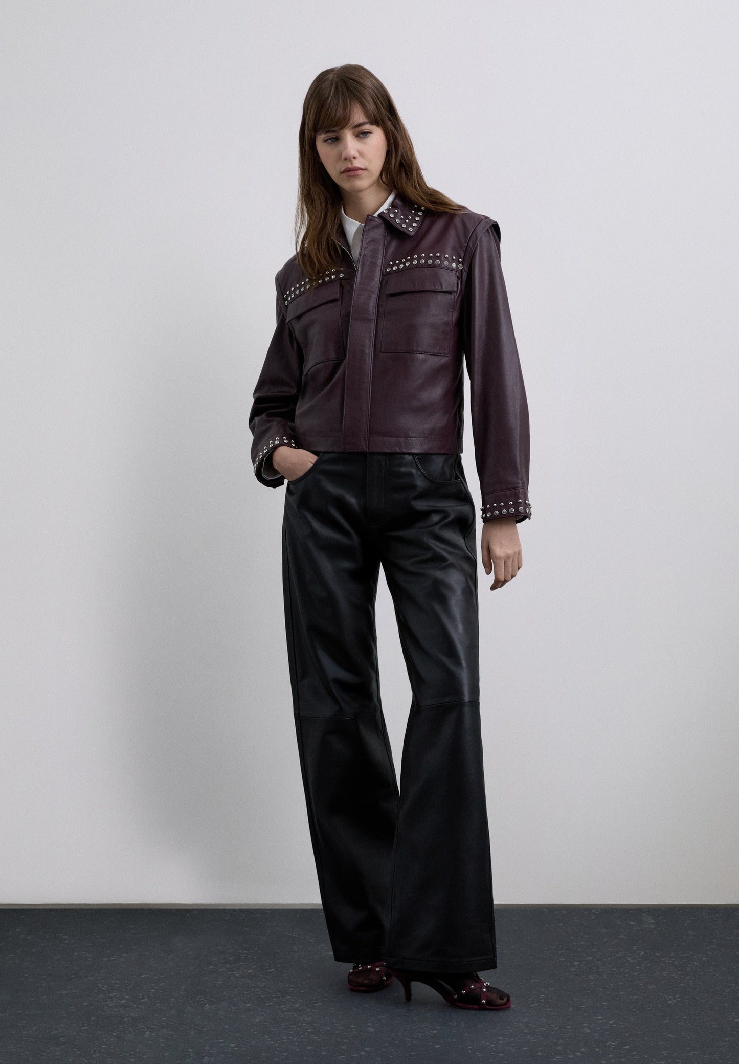 LEREN BORDEAUXROOD JASJE MET STUDS