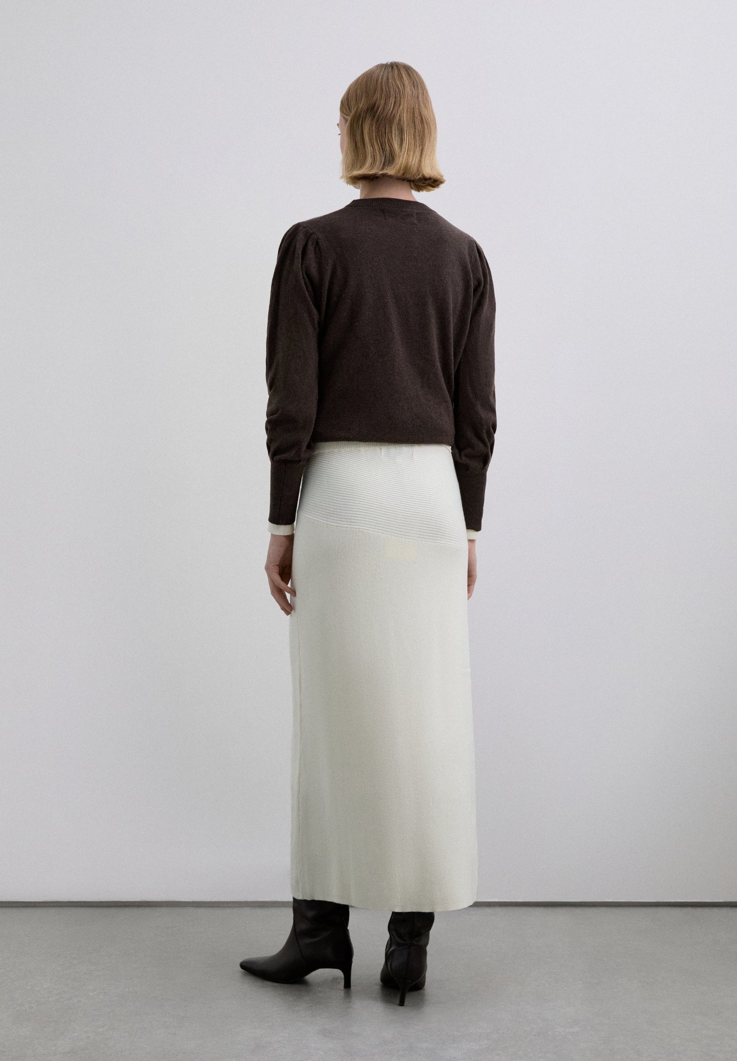 GERIBDE ROK MET SOEPELVALLENDE PASVORM