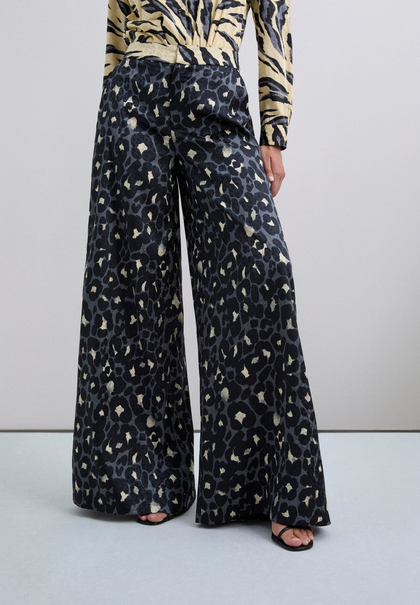 FLOWING ANIMAL PRINT TROUSERS