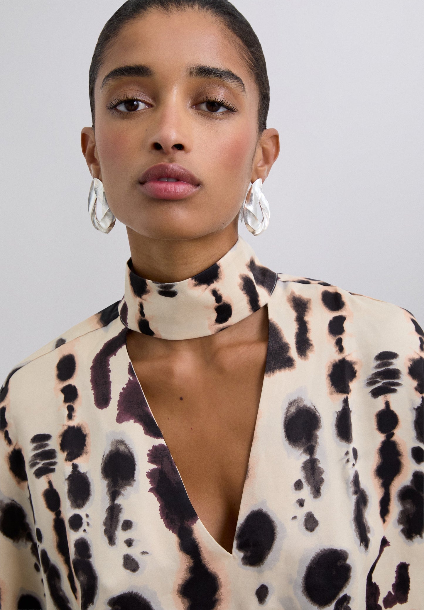 SATIJNACHTIG SOEPELVALLEND OVERHEMD