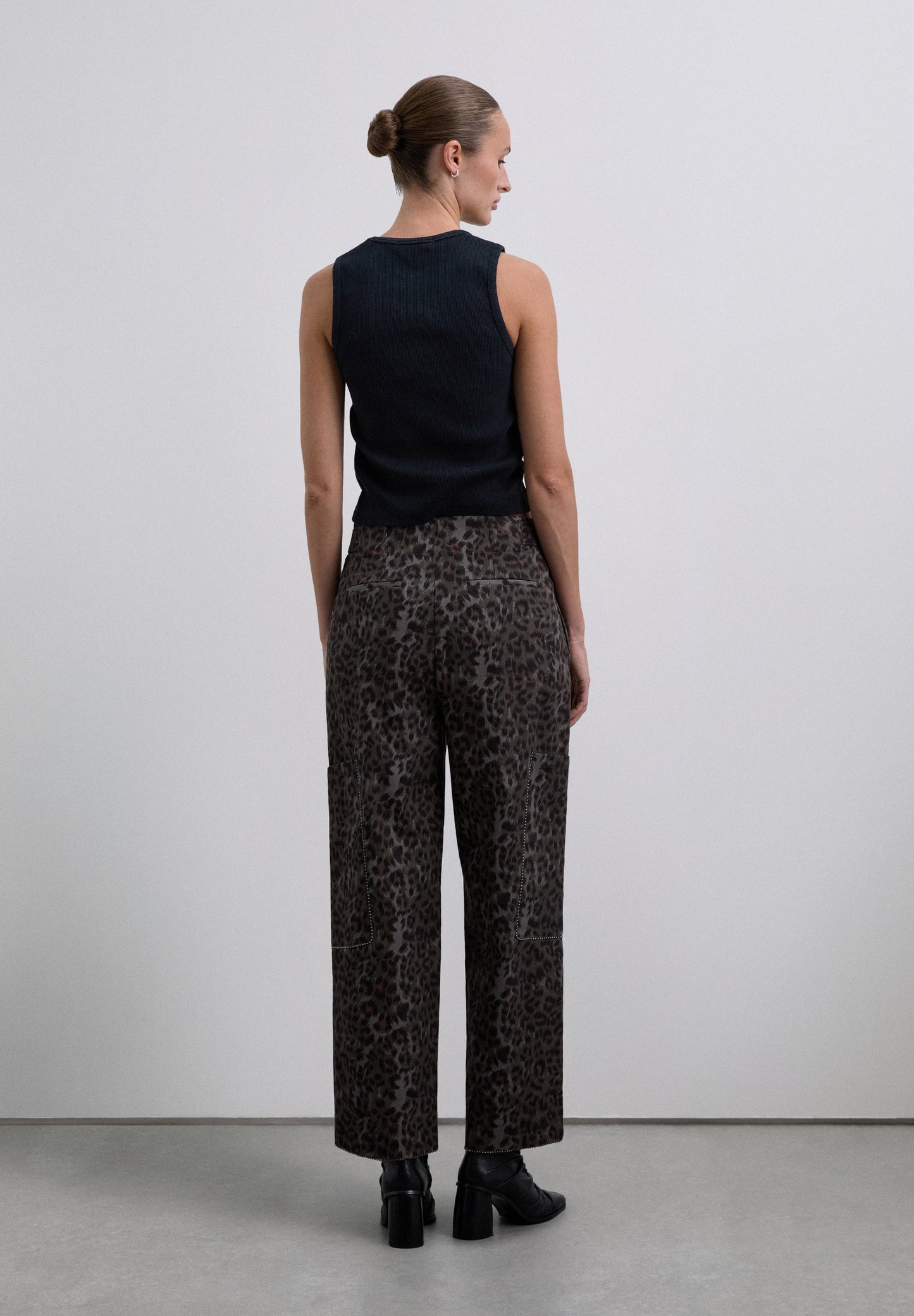 STRAIGHT ANIMAL PRINT TROUSERS