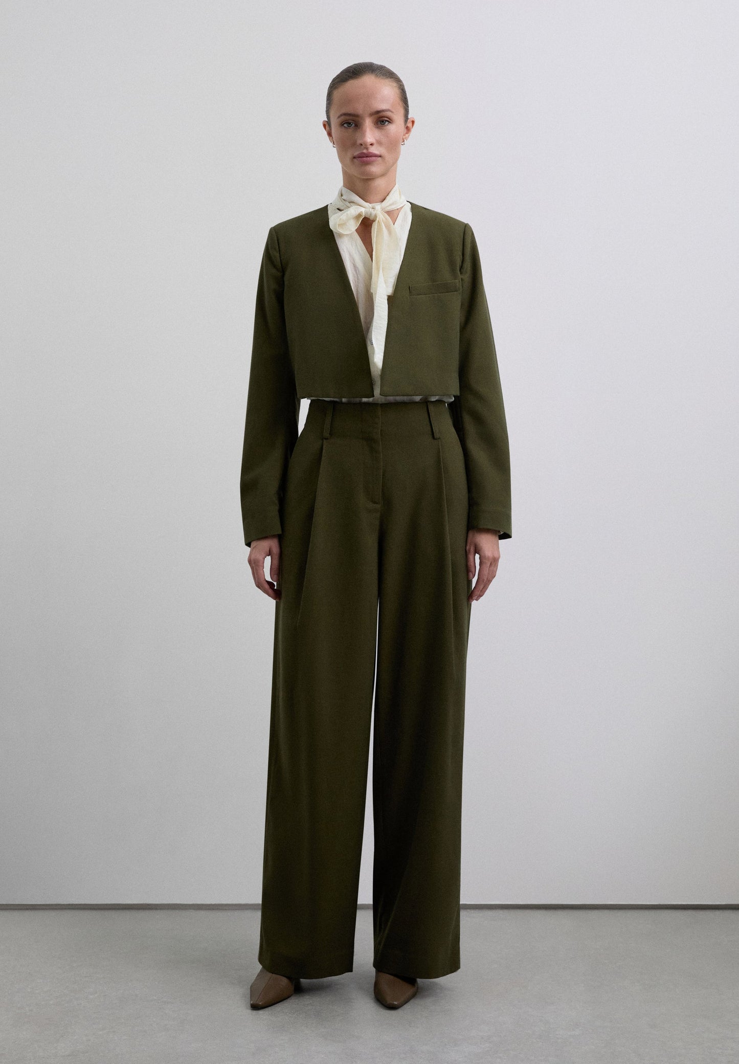 DARTED TROUSERS WITH POCKETS