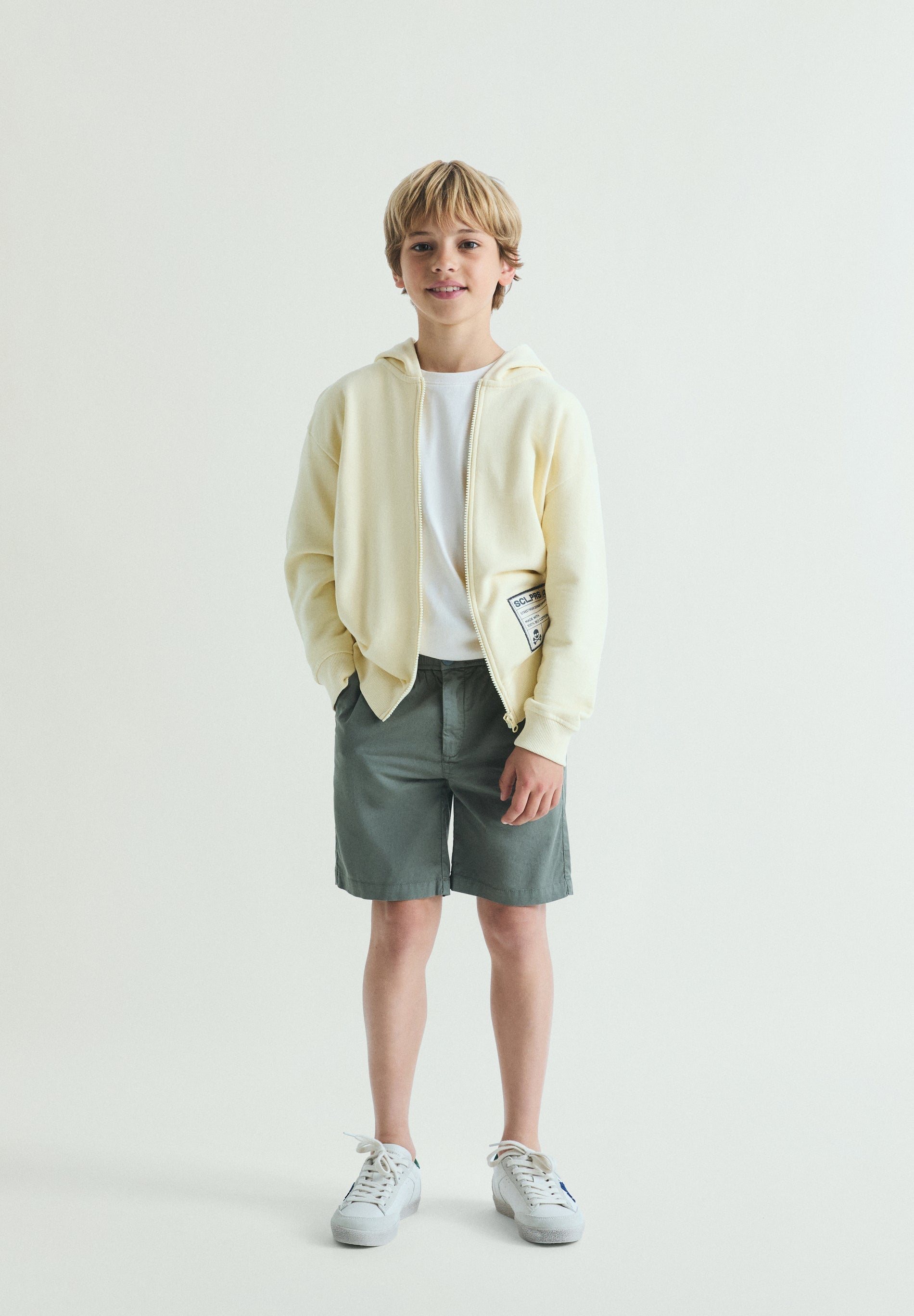 BERUMDA SHORTS WITH BACK POCKET