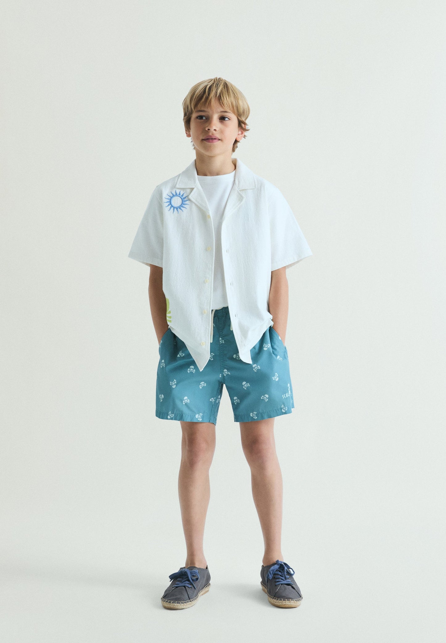 CONTRAST SKULL SWIMMING TRUNKS