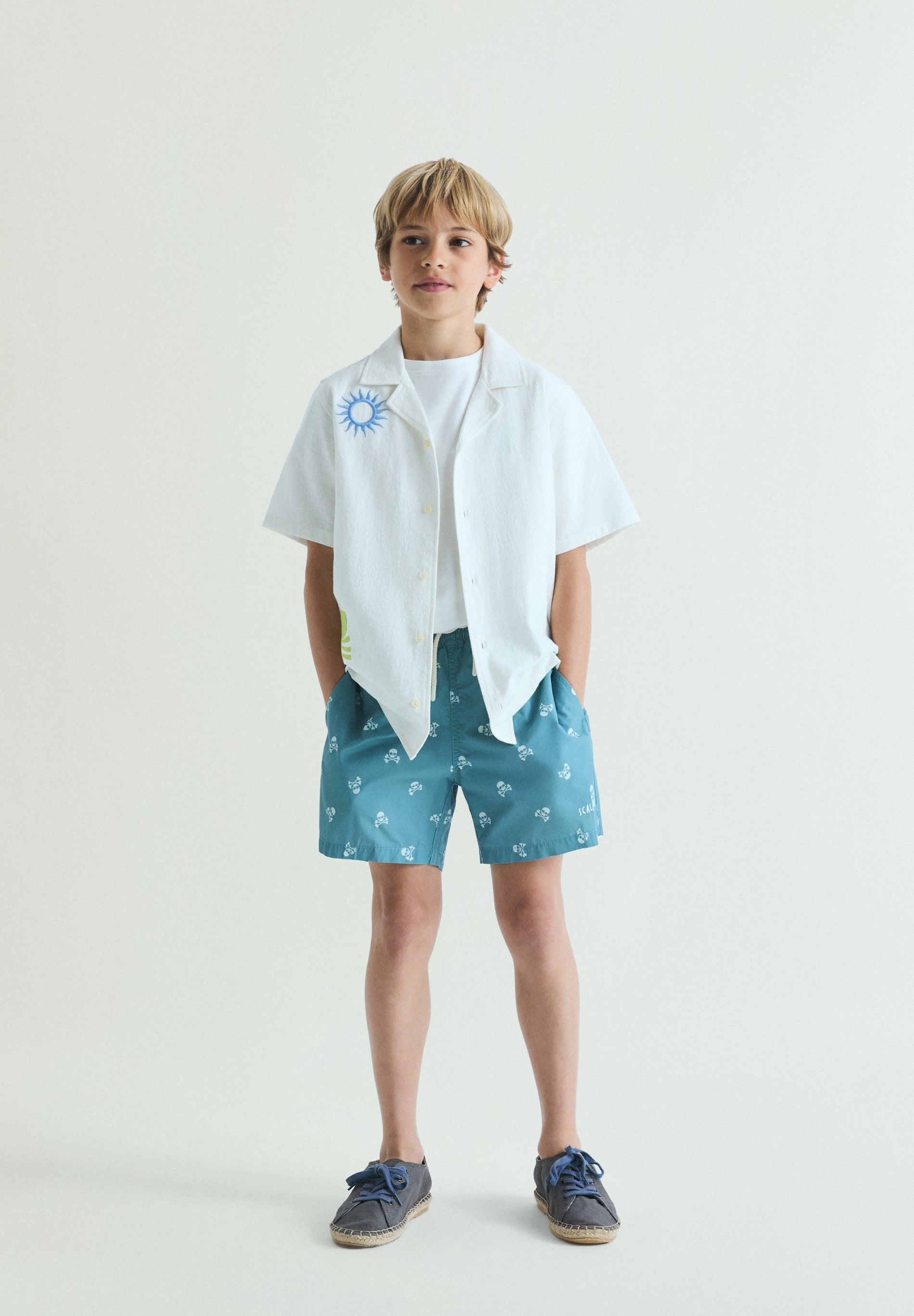 CONTRAST SKULL SWIMMING TRUNKS