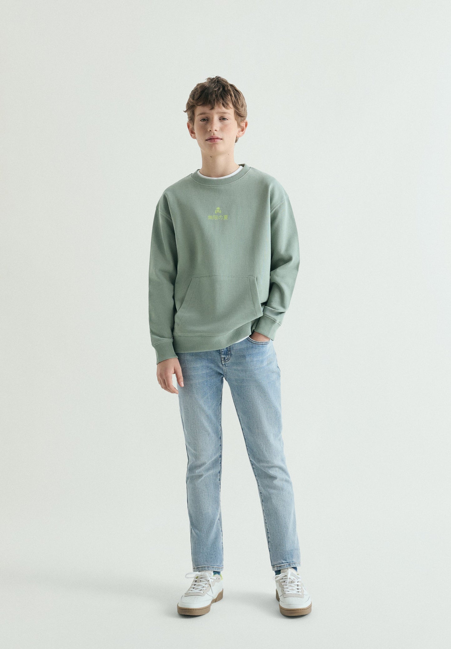 SWEATSHIRT WITH BACK PRINT AND POCKET