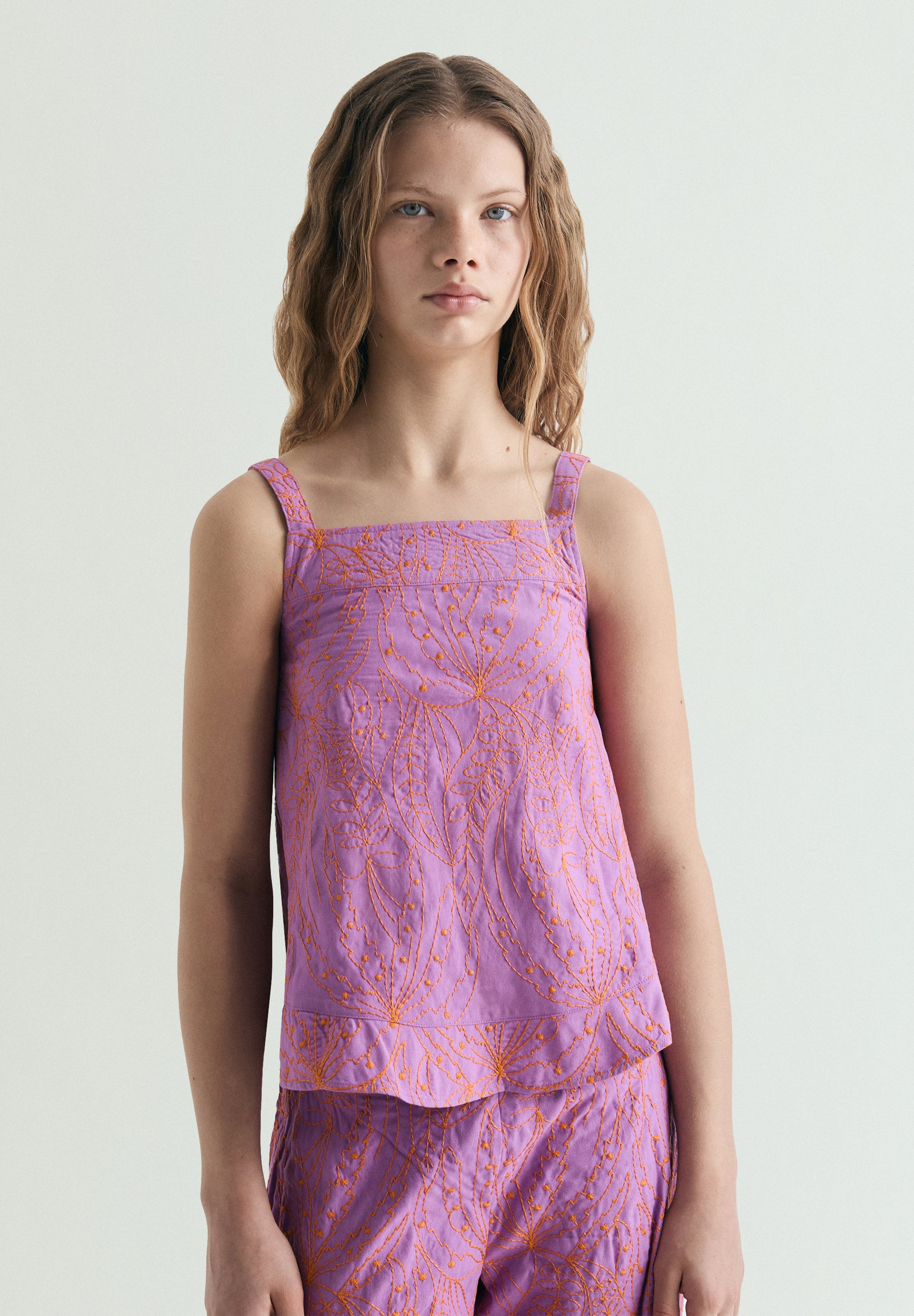 CONTRAST EMBROIDERED TOP