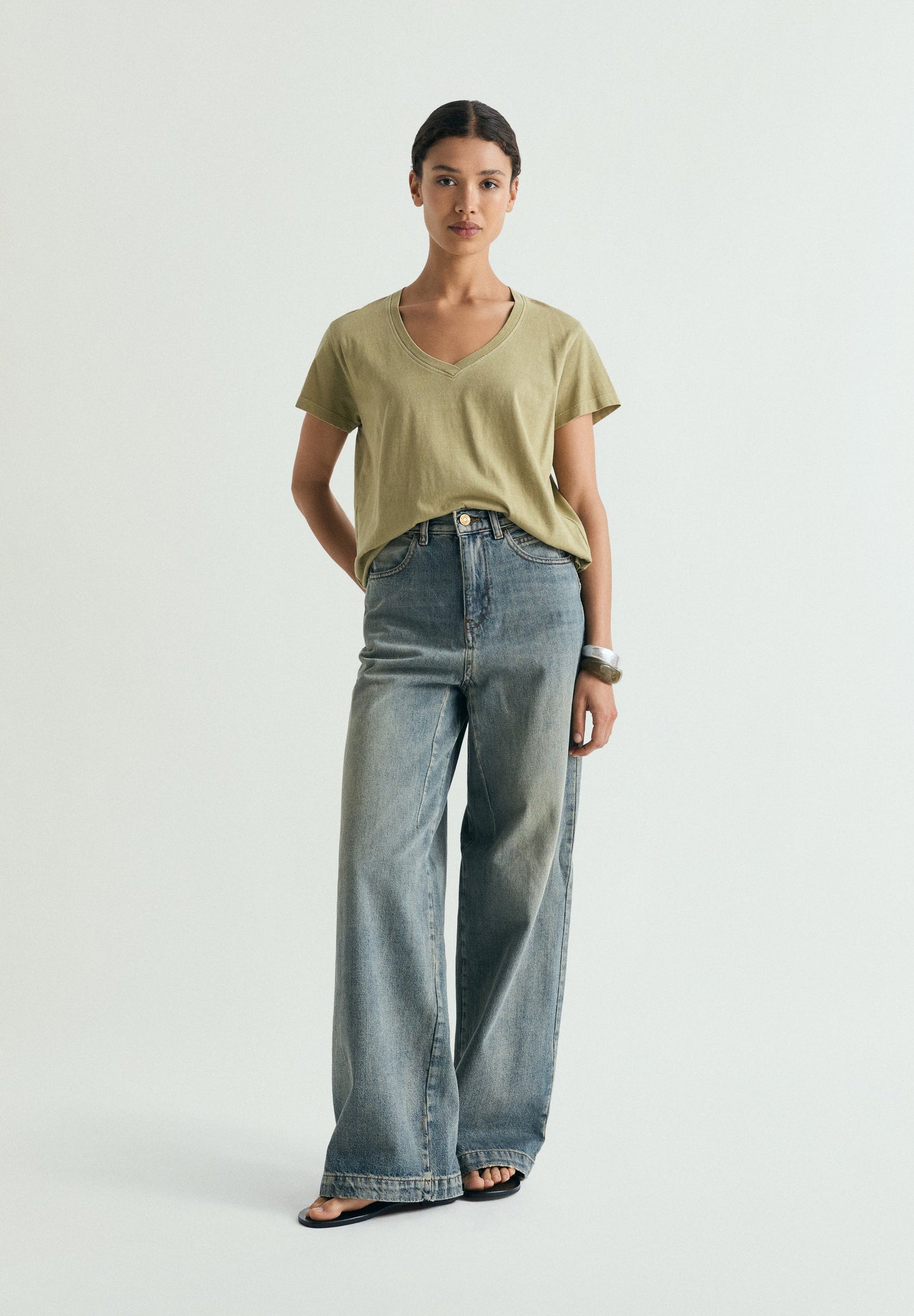 BASIC V-NECK T-SHIRT