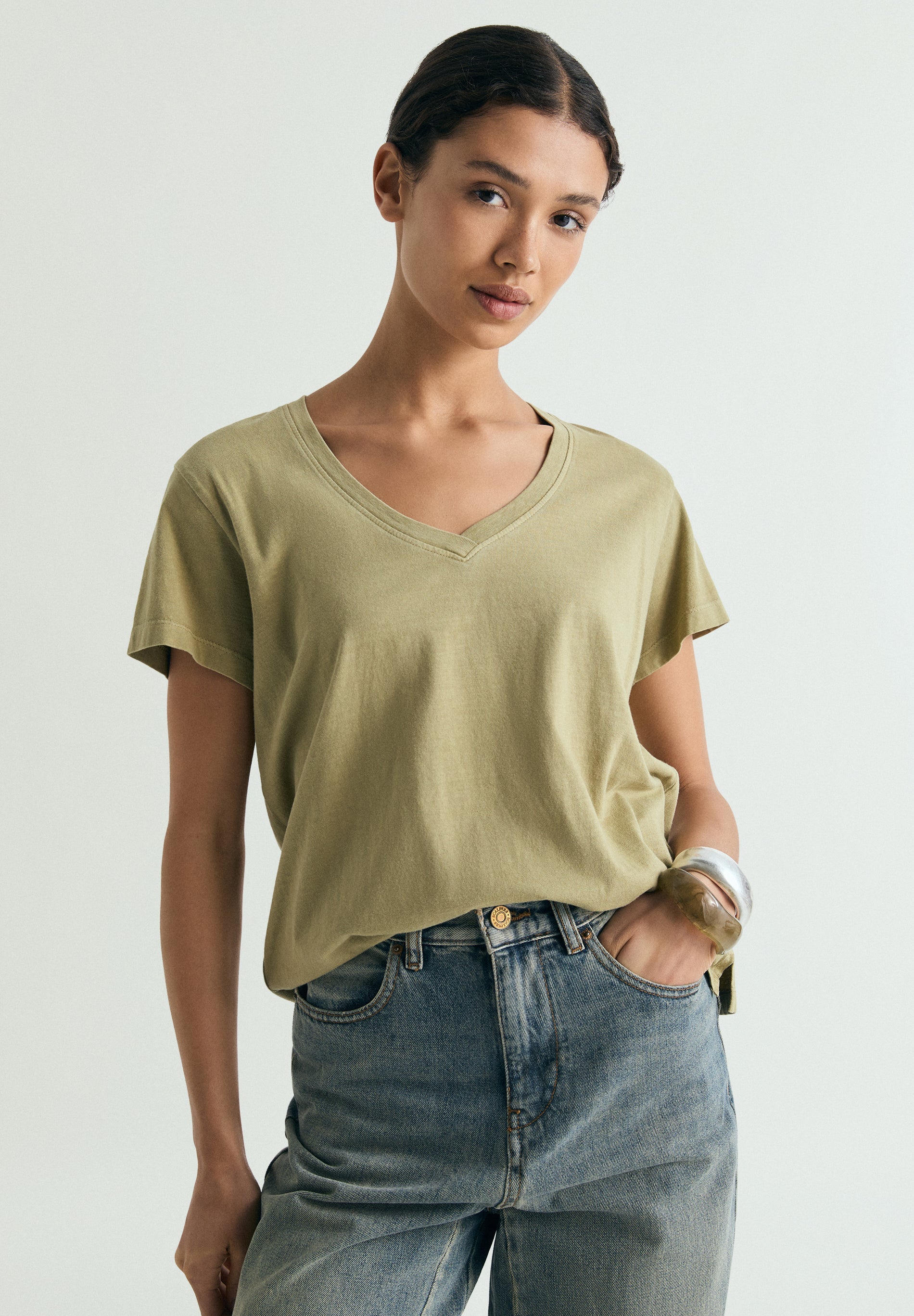 BASIC V-NECK T-SHIRT