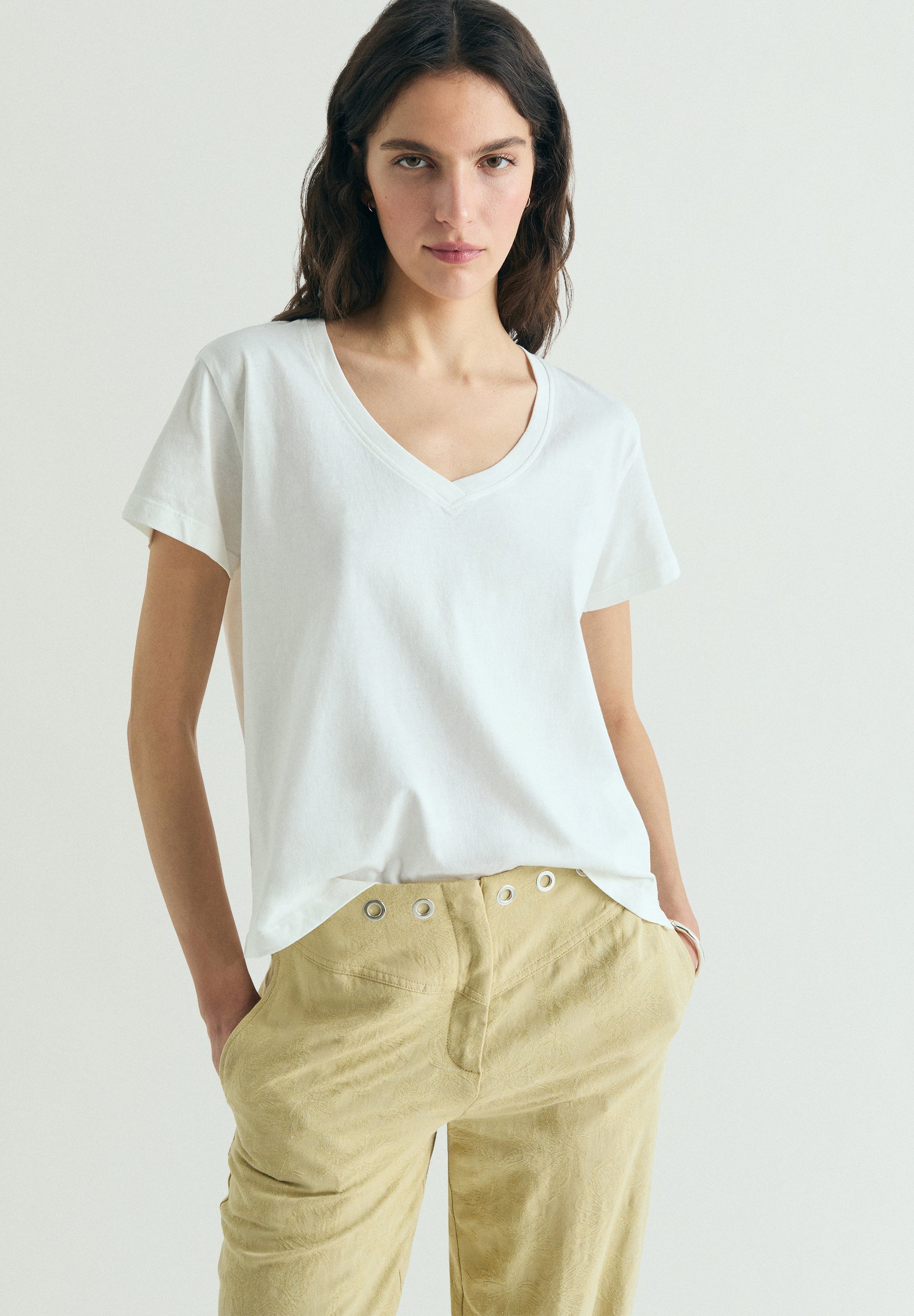 BASIC V-NECK T-SHIRT