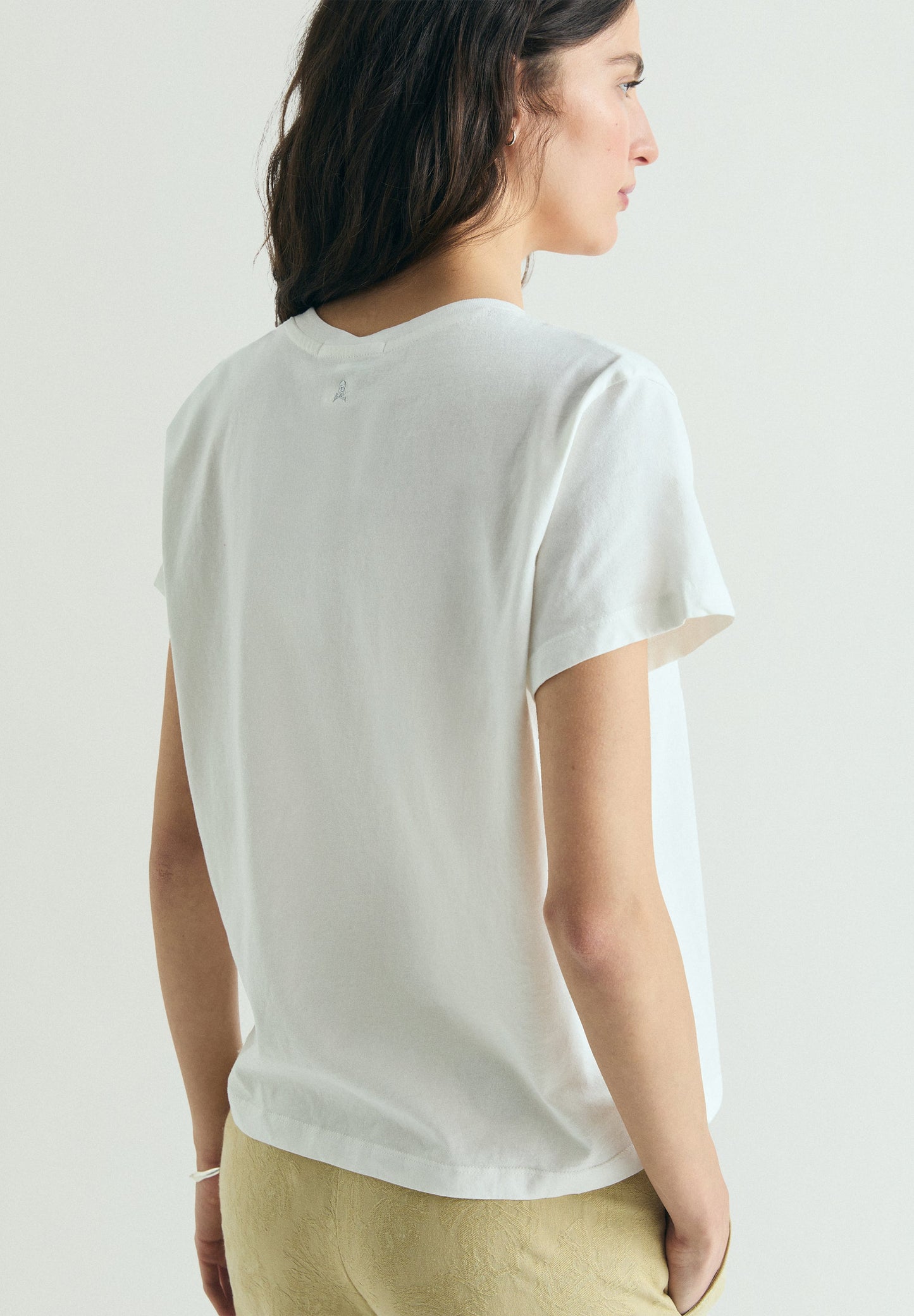 BASIC V-NECK T-SHIRT
