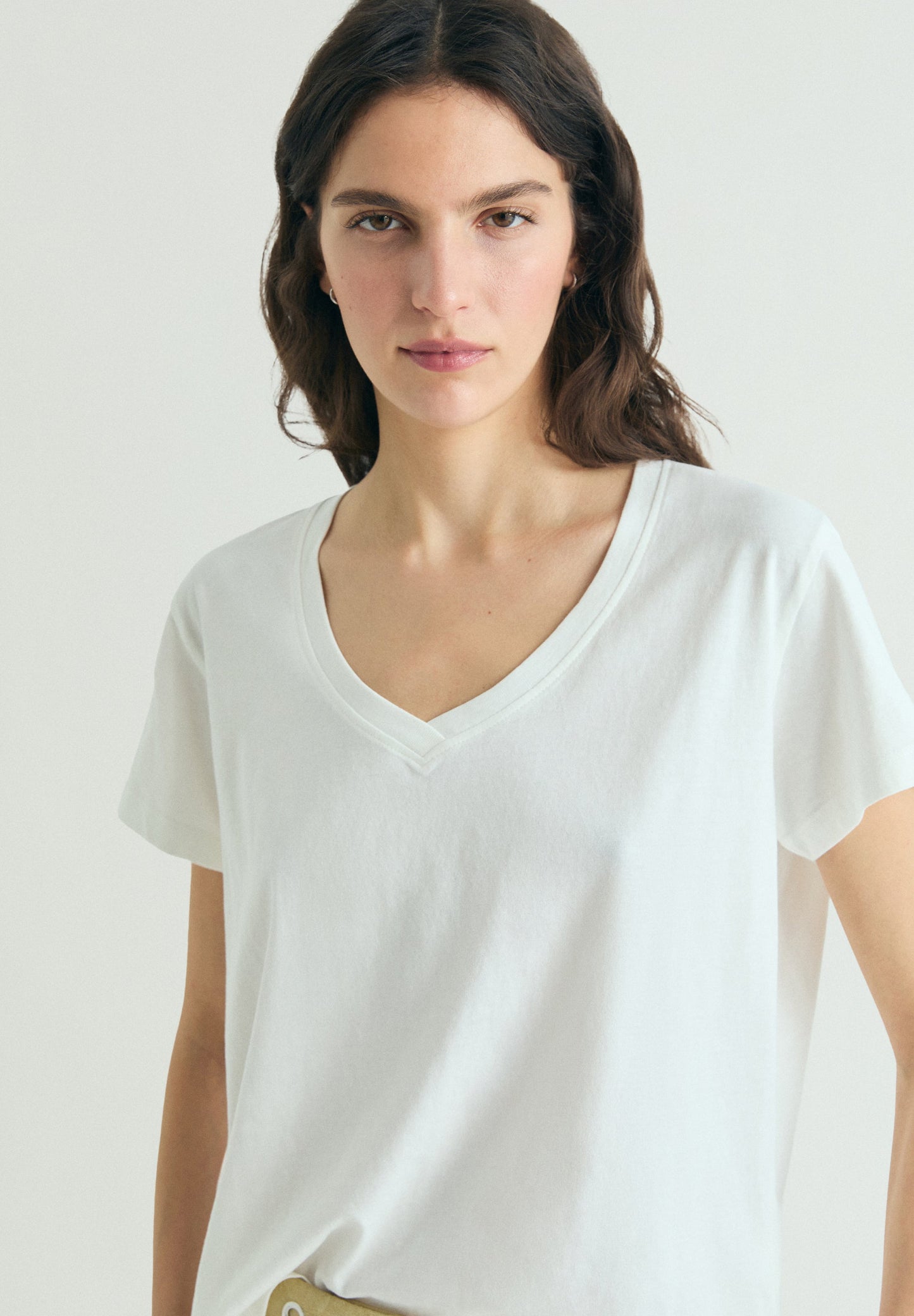 BASIC V-NECK T-SHIRT